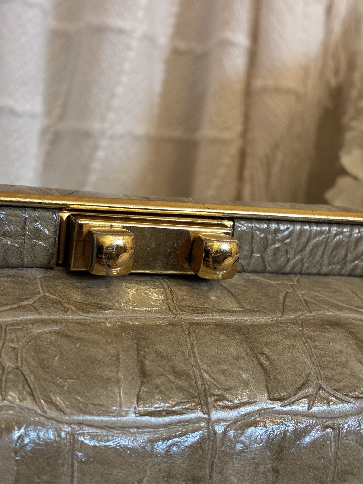 VTG 1950’s Triangle New York East West Taupe Alligator Embossed Handbag Read