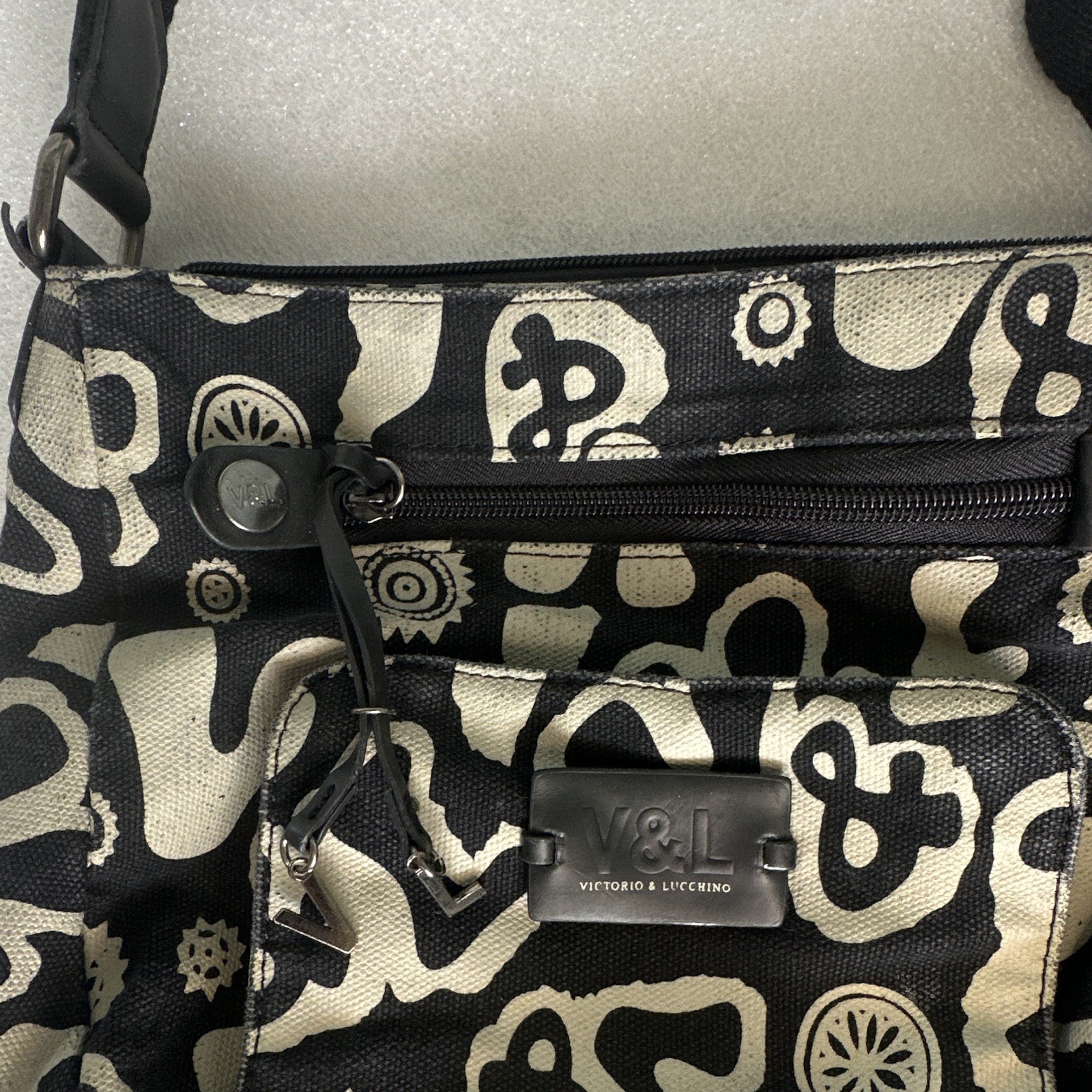 Victorio & Lucchino Abstract Shoulder Bag Black/Beige Zip Detachable
