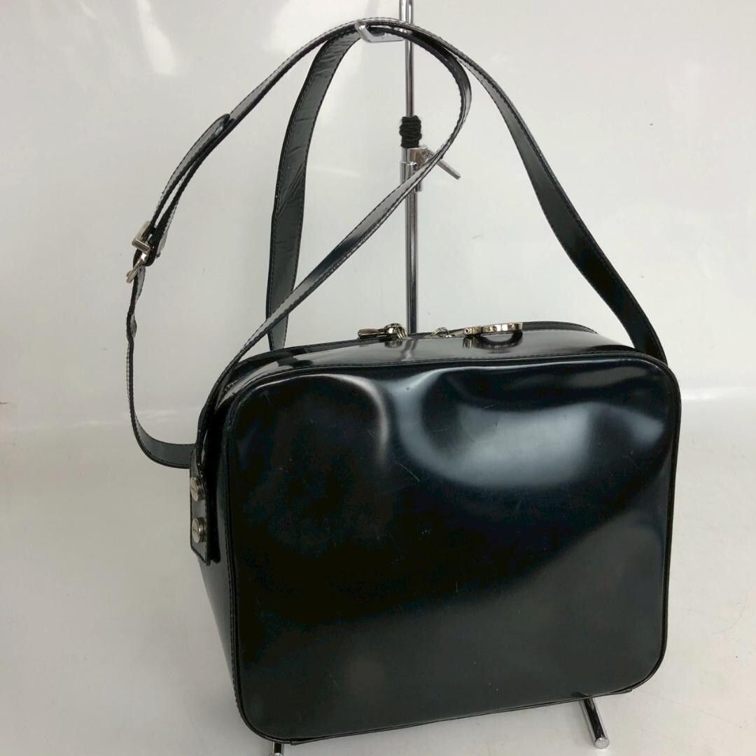 Salvatore Ferragamo Gancini Black Leather Shoulder Bag Ladies Silver Zip 22cm