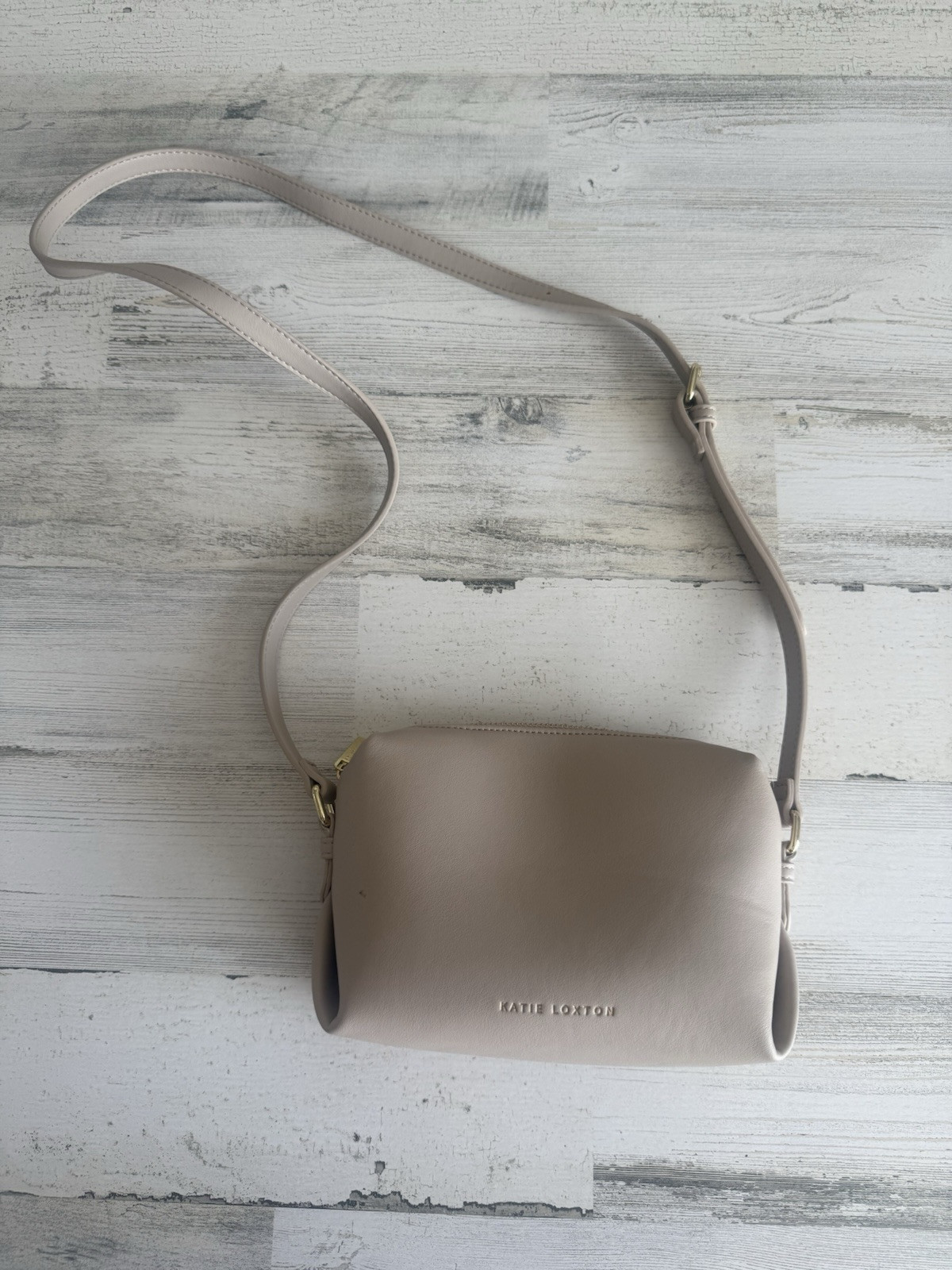 KATIE LOXTON Beige Vegan Leather Purse Bag Zip Close 8″x6″x3″ 40.5″-49.5″ strap