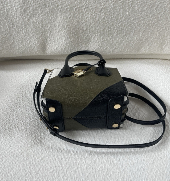 NWT Michael Kors Mercer Medium Messenger Crossbody Leath Bag in Olive Green