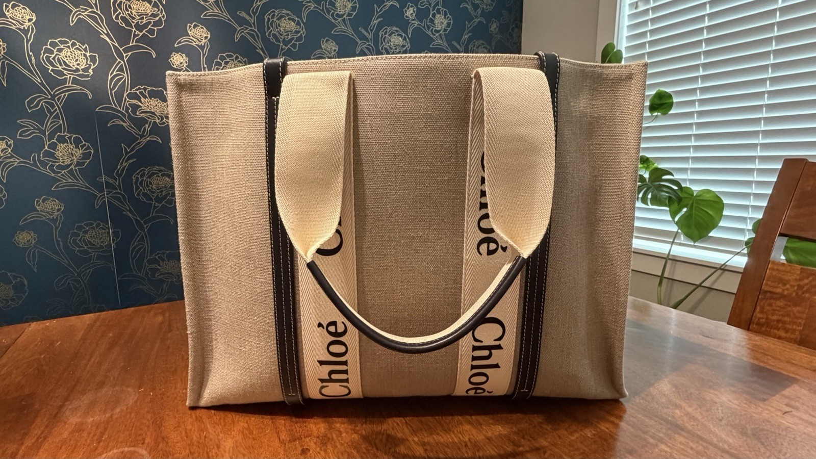 Chloé Woody Medium Tote Beige Logo Strap, Inner Pockets, Open Top Travel