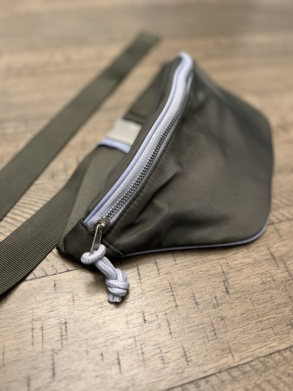 Wild Fable Unisex Fanny Pack Olive Green Trimmed w/Lavender Piping Metal Buckle