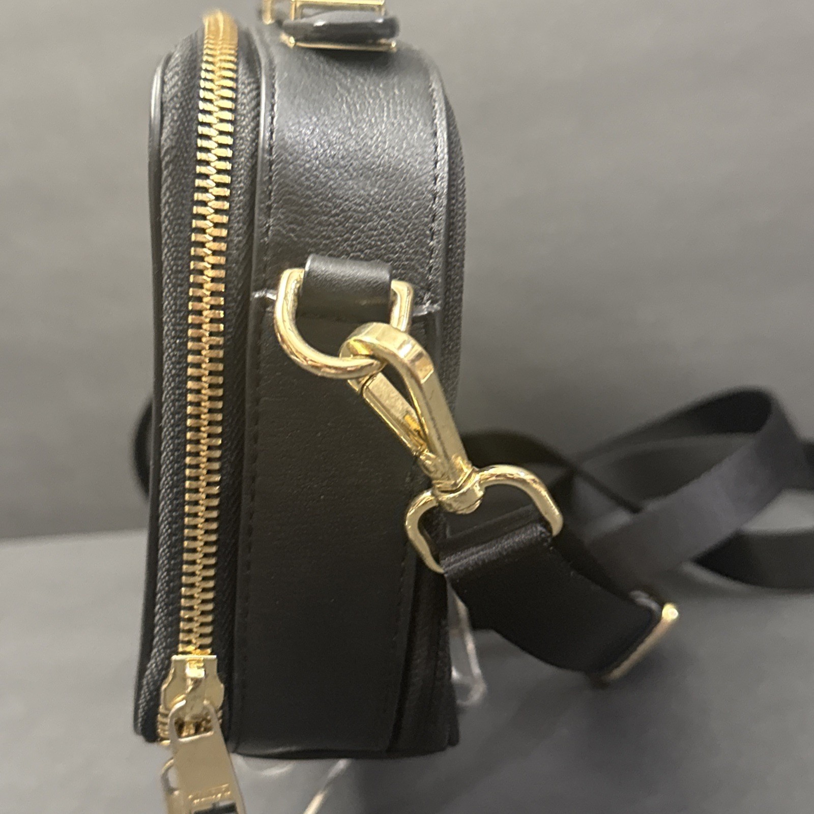 TUMI Black Solid Crossbody Bag Zip Closure Gold Hardware Detachable Strap – READ