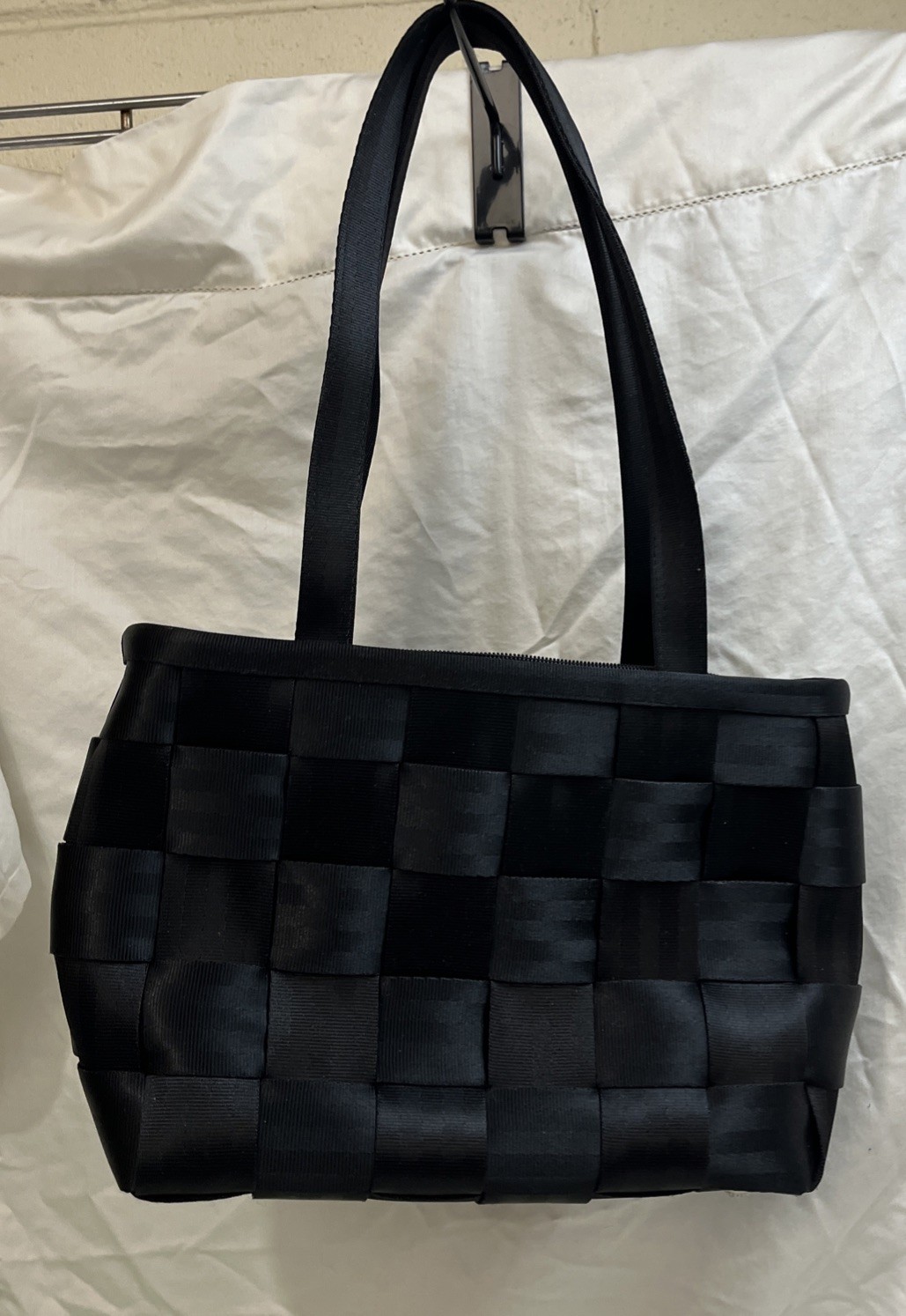 HARVEYS BLACK SEAT BELT PURSE TOTE 14″ X 9″ X 3″