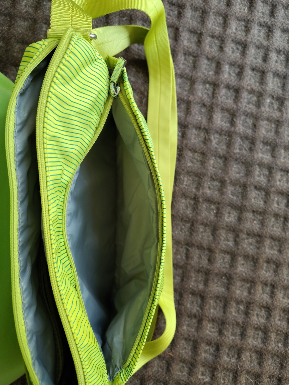 Hedgren Green Medium Crossbody Bag Zip Pockets Adj Strap Lightweight Summer Bag