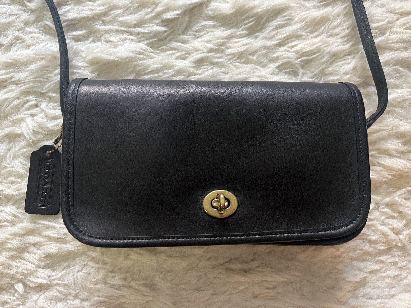 Vintage Coach Black Essential Crossbody Bag USA Turnlock Bag with Hangtag