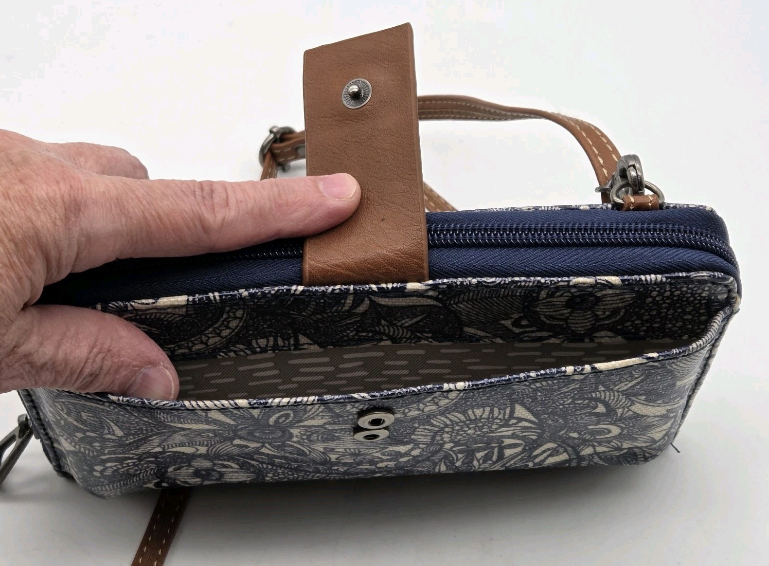 Sakroots Artist Circle Smartphone Crossbody Purse Wallet Navy Spirit Desert
