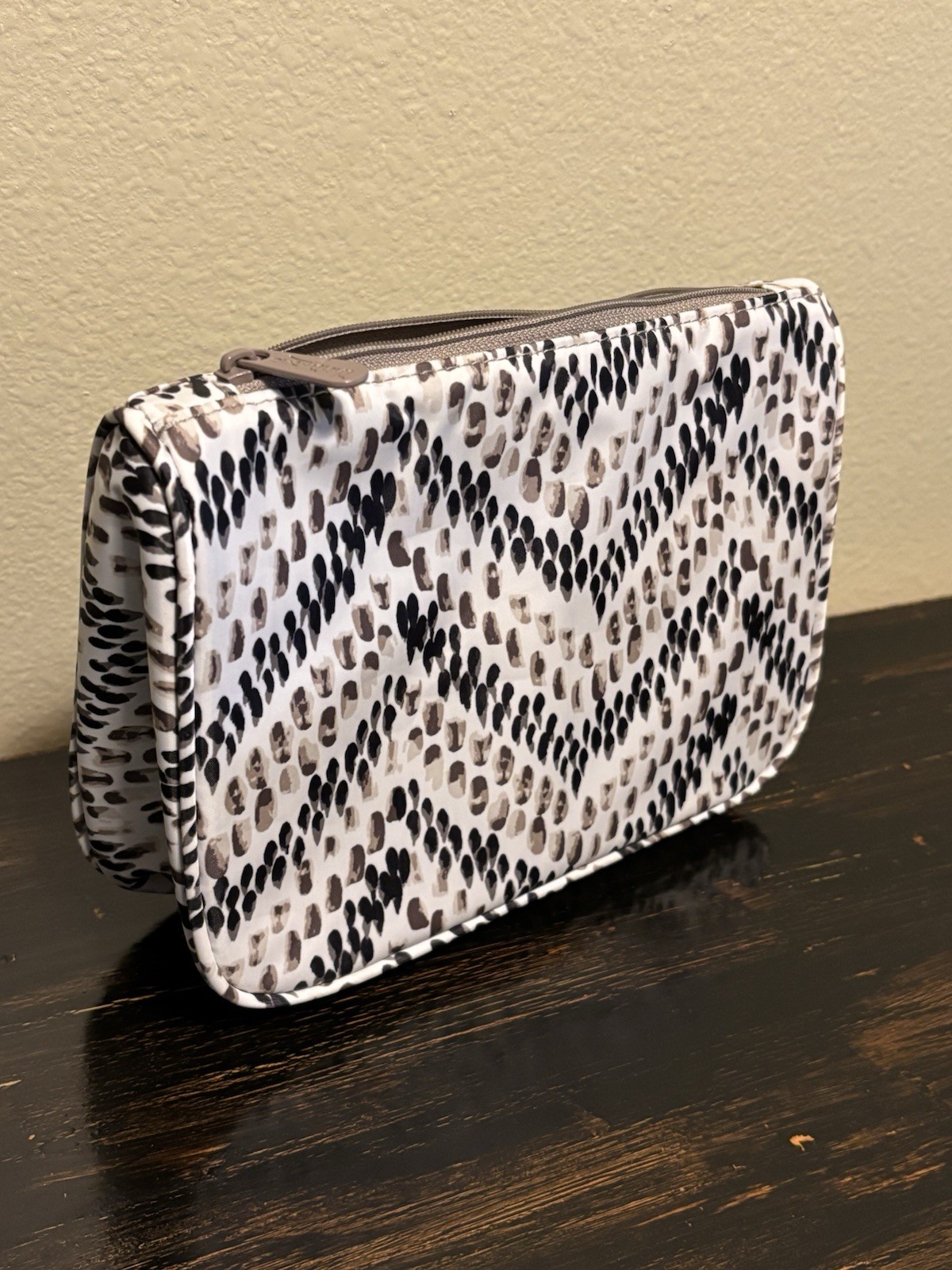 Thirty One 31 Hello Happy Makeup Bag Raindrop Chevron