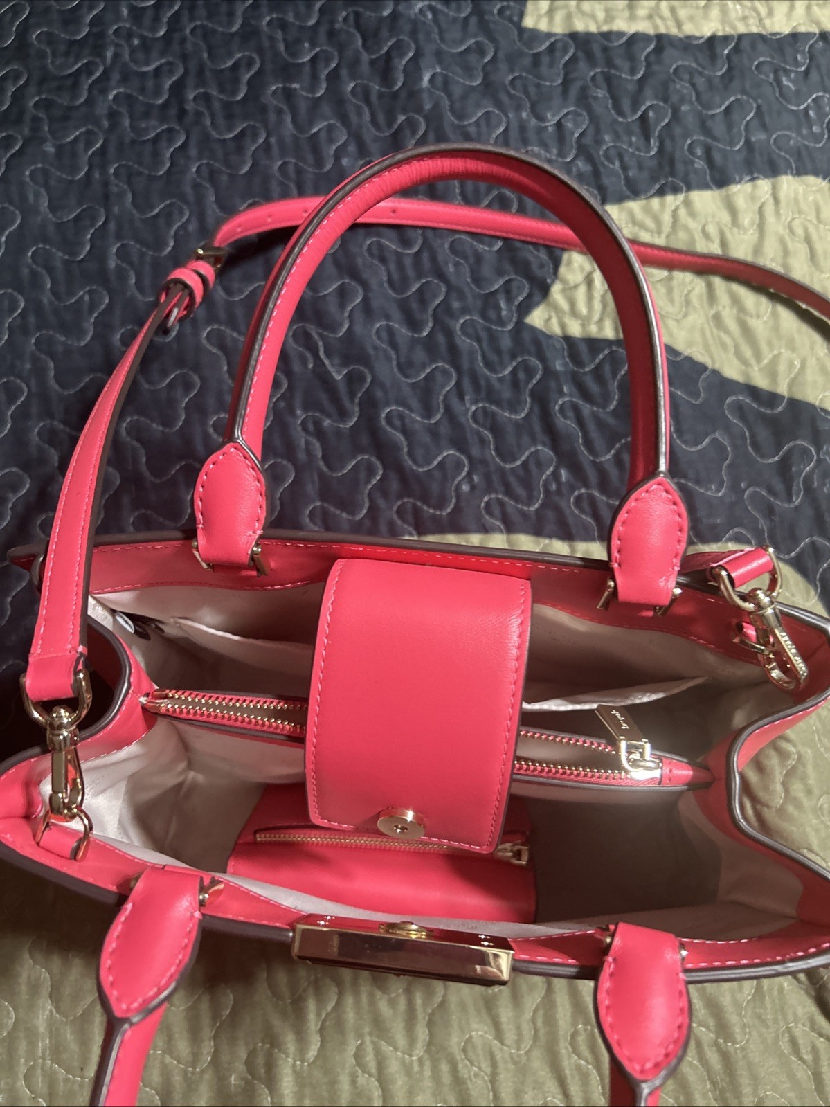 Kate Spade Purse w/ Wallet 4.8 in length, 8.9 in height, 11.36 in width