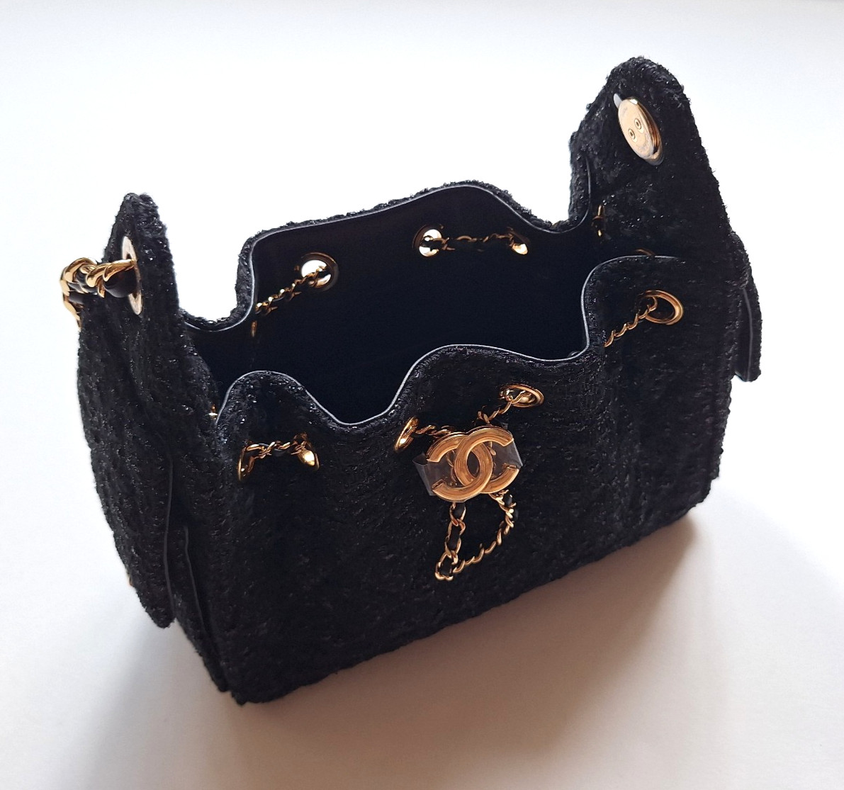 New CHANEL 25 Mini Hobo Bag 26A Tweed Black Sparkle GHW Métiers d’art 2026