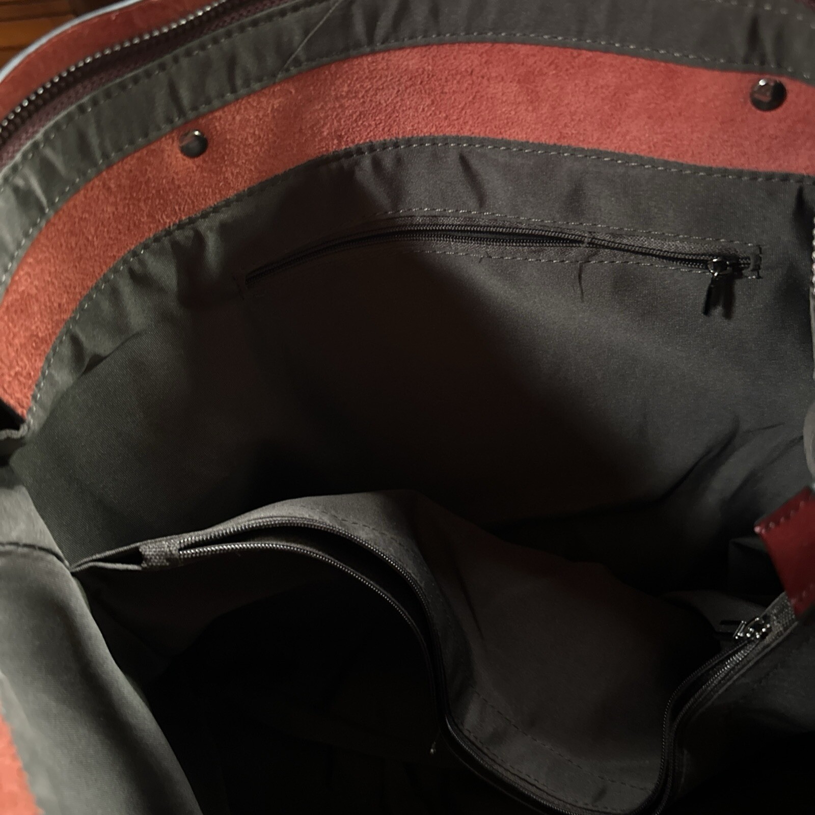 Women’s Lge Red Leather Tote Zip Closure Outside Pocket suede Inside Center Zip