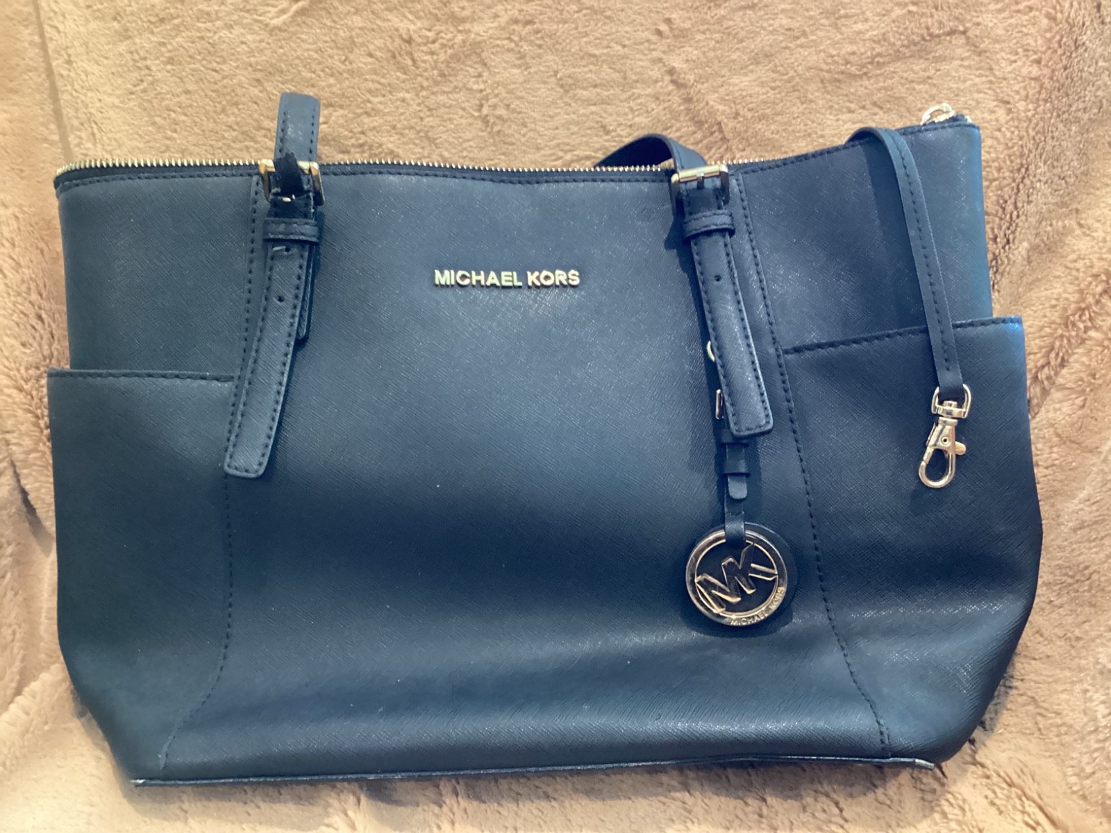 D39b Michael Kors Black Tote. Zip Top. Shoulder Straps Logo Charm Pockets ST135