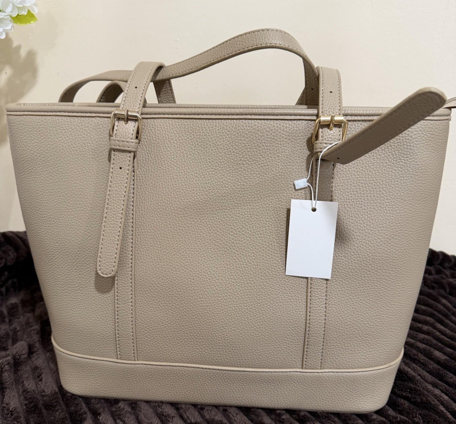 Women’s Beige Pebbled Tote Shoulder Bag Open Top Inner Pockets Gold Buckle