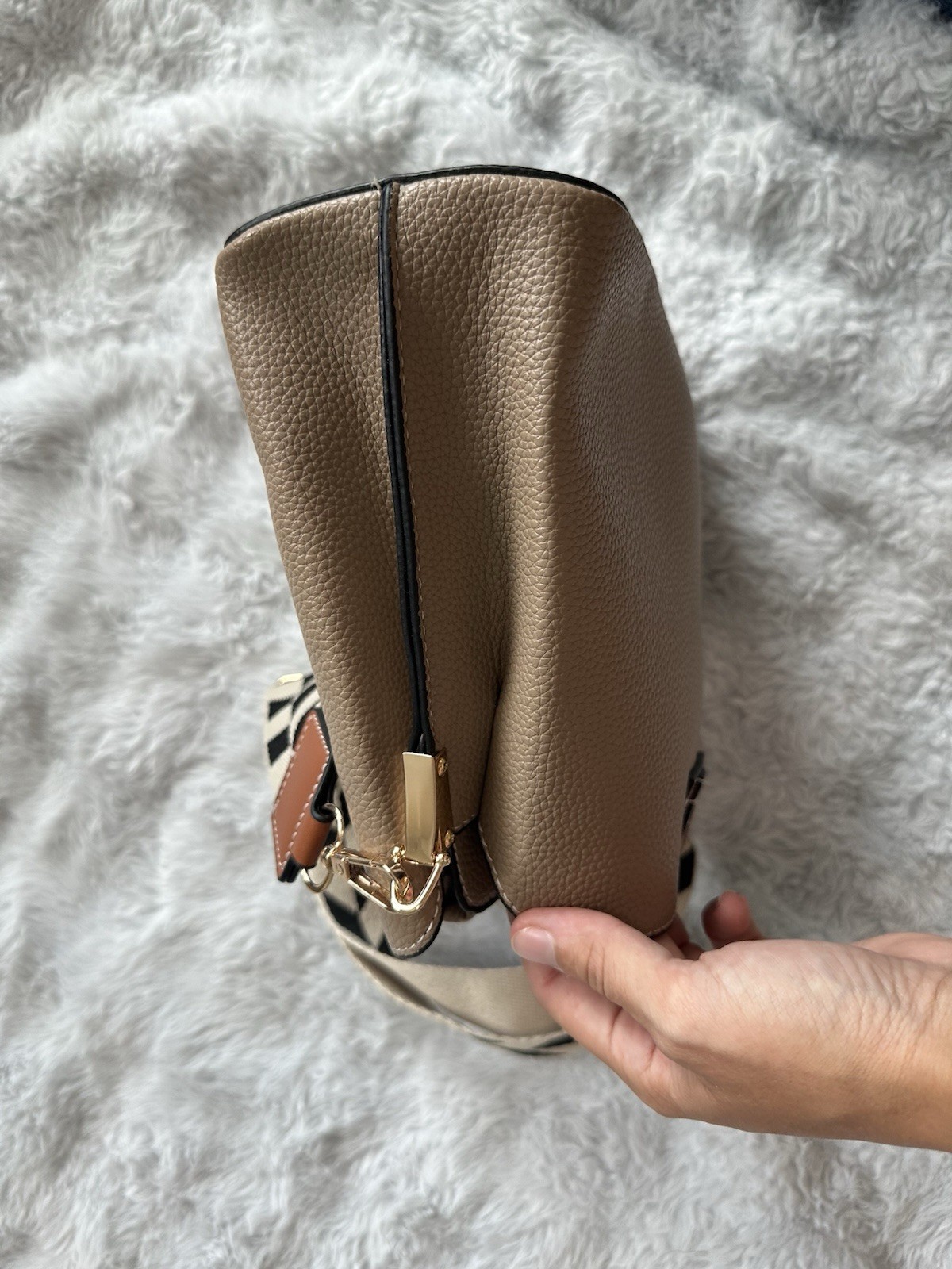 Beige Crossbody Bag, Geometric Strap, Zip/Magnetic, Gold Hardware