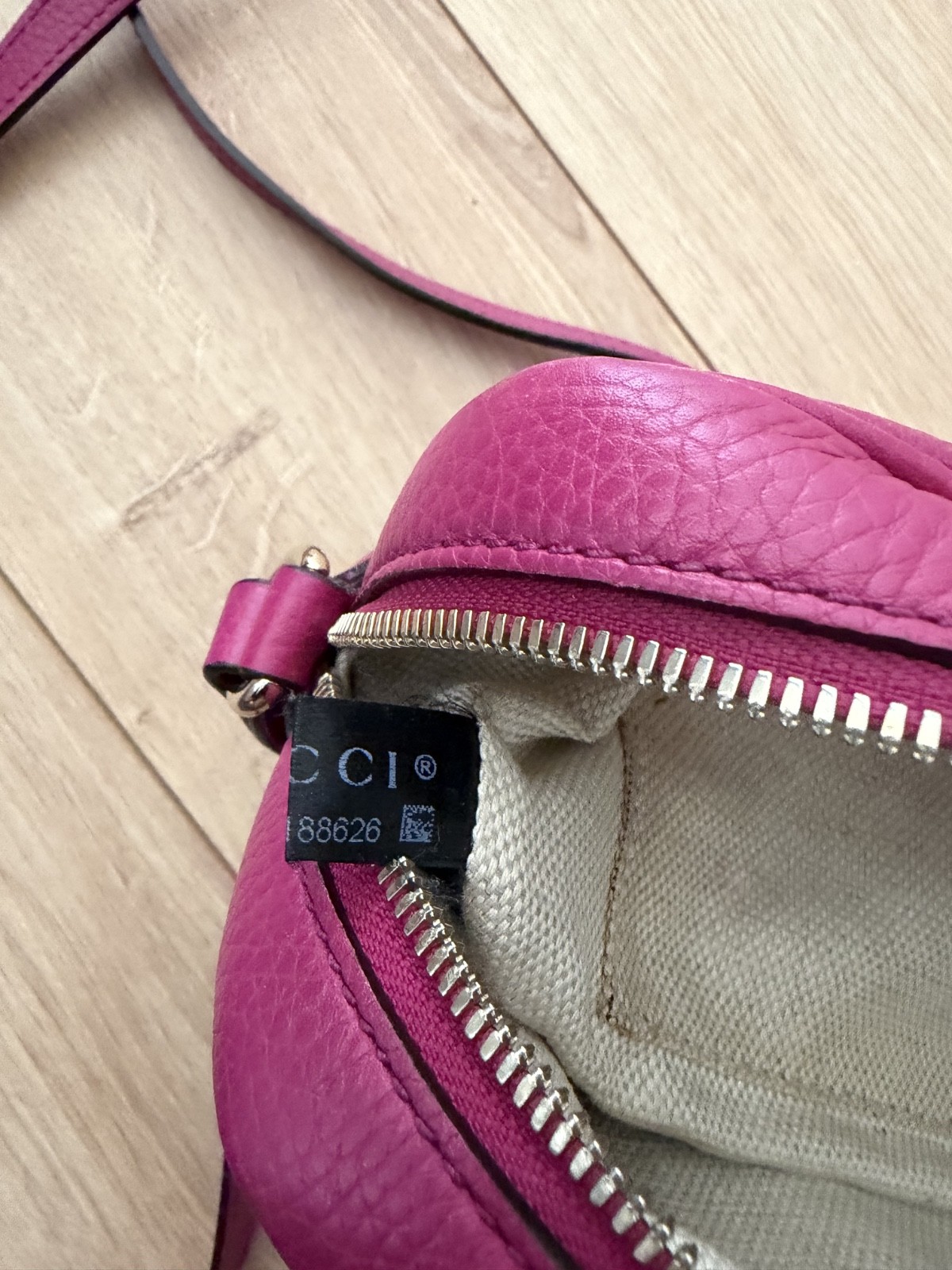 Gucci Soho Disco Crossbody Pebbled Calfskin Bright Bougainvillea