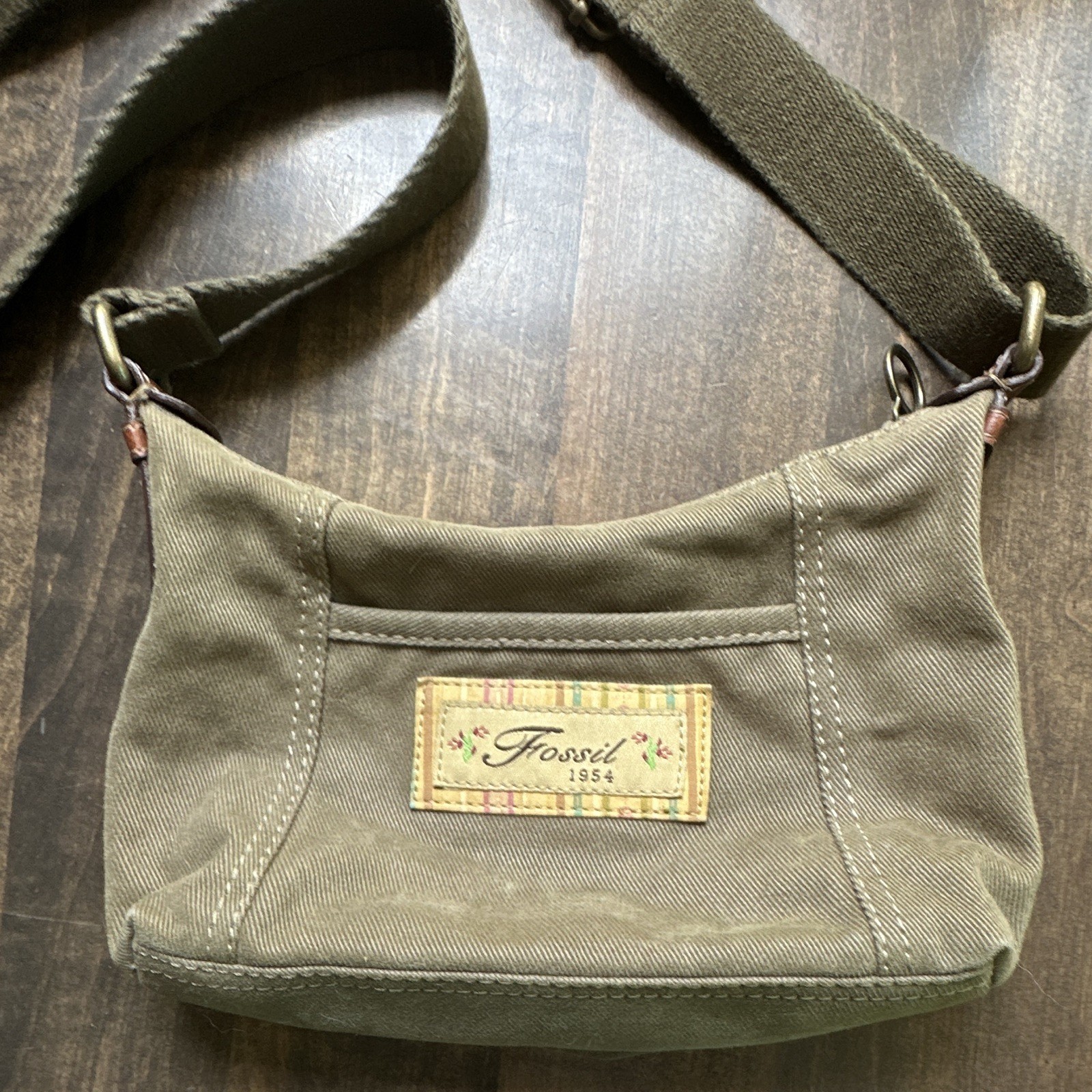 Fossil Women’s Small Green Crossbody Bag Zip Closure Adjustable Strap Silver