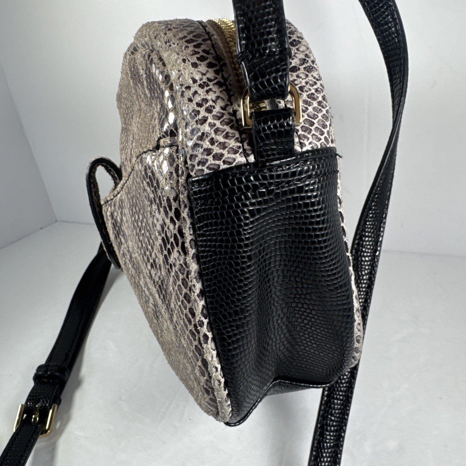 G.I.L.I. GOT IT LOVE IT Snake Embossed Camera Style Crossbody Black Gray Leather
