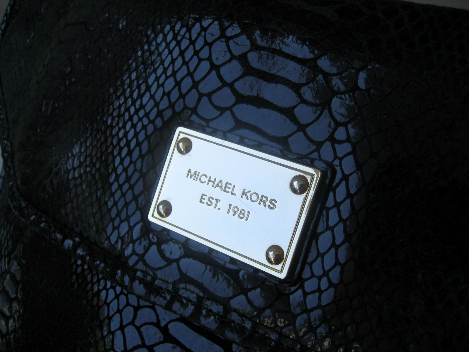 Michael Kors Tablet Laptop envelope clutch snakeskin black gold Plate Mint