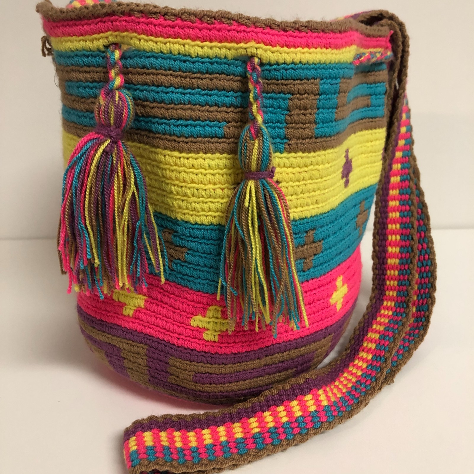 Authentic Colombian Art Mochila Wayuu Size Medium 8″ Natural Fibers