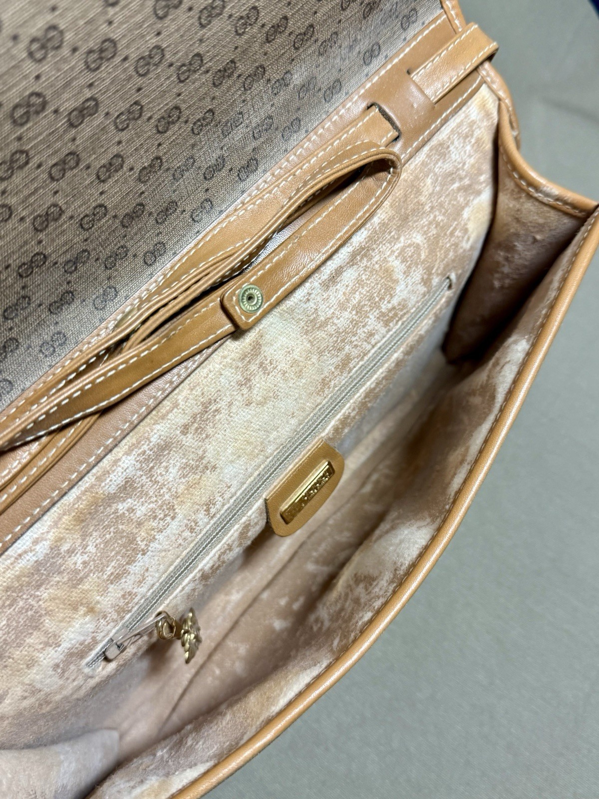Gucci Micro GG Beige/Tan Shoulder Bag Gold Hardware Zip Snap Inner Pockets
