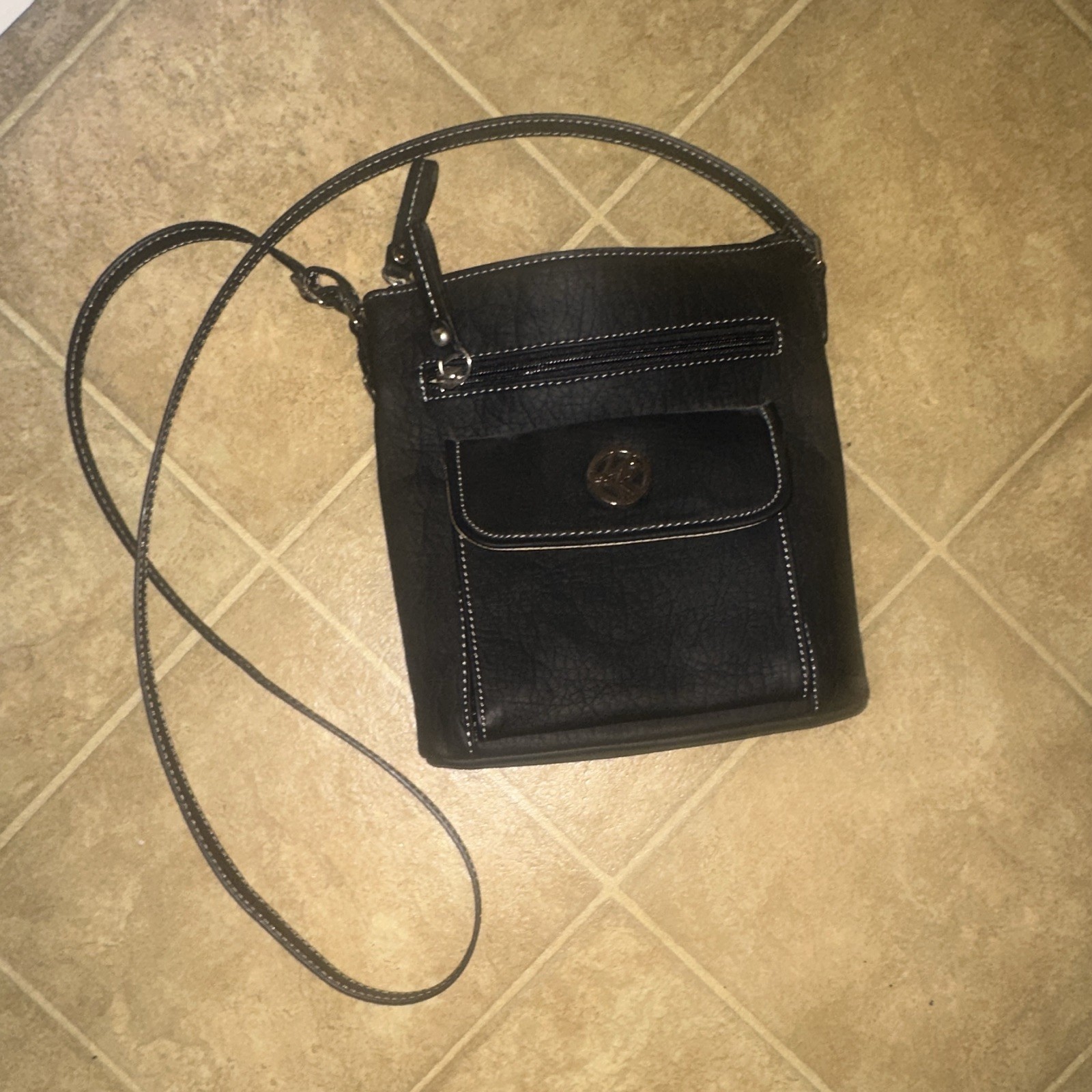 Women’s Black Medium Crossbody Bag Zip Closure Front Zip Pocket Adjustable Strap