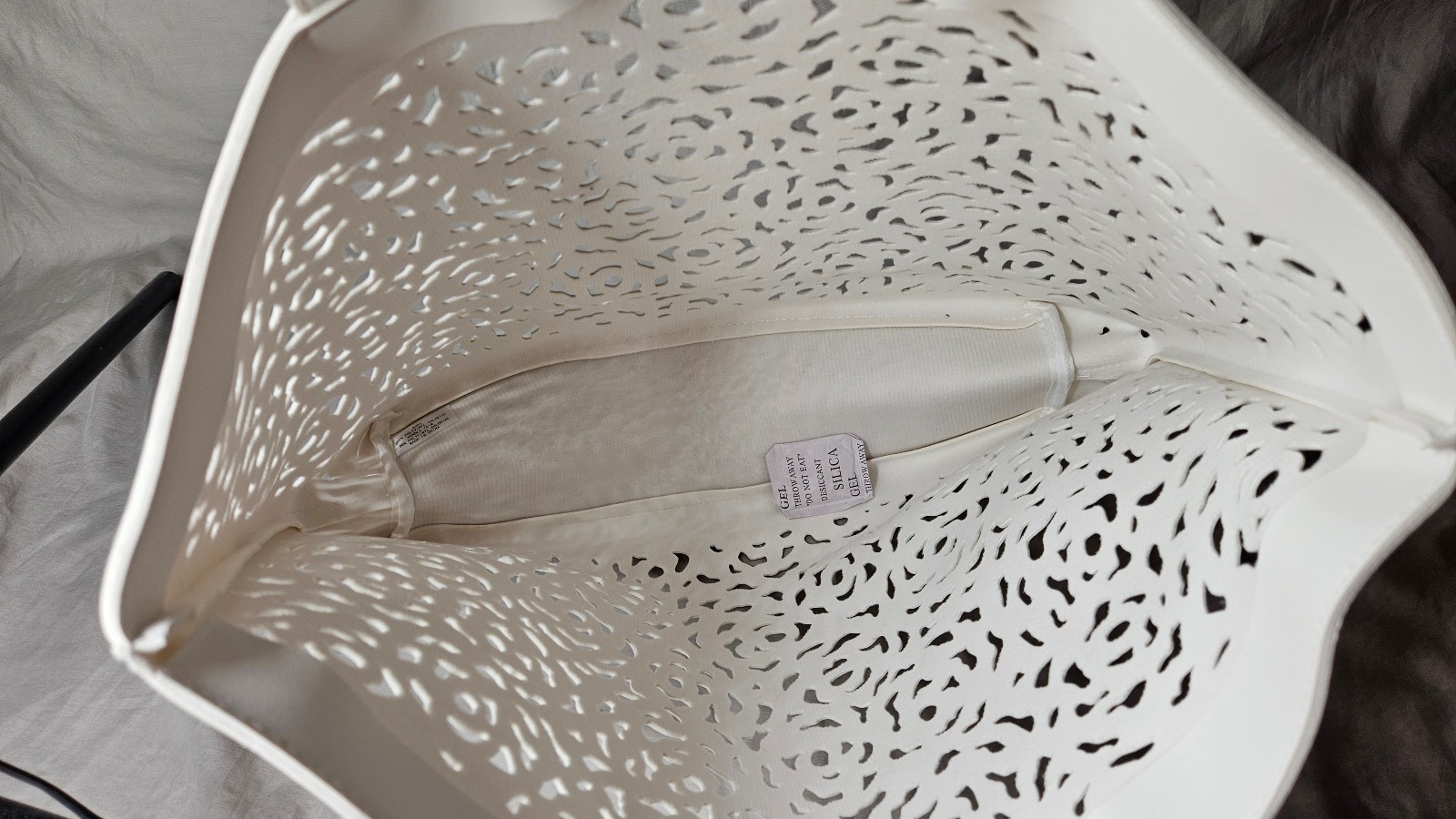 Oscar del la Renta Tote Bag Shoulder Handbag White Faux Leather Floral Laser Cut
