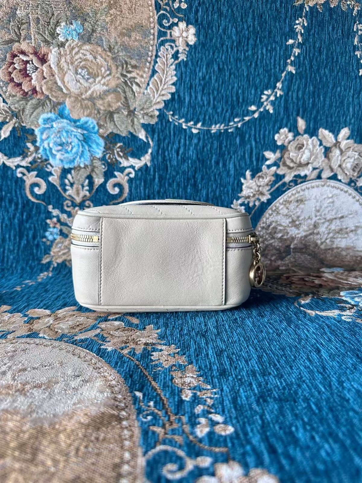 AUTH Gucci Blondie Ivory White Quilted Leather Vanity Top Handle Bag used