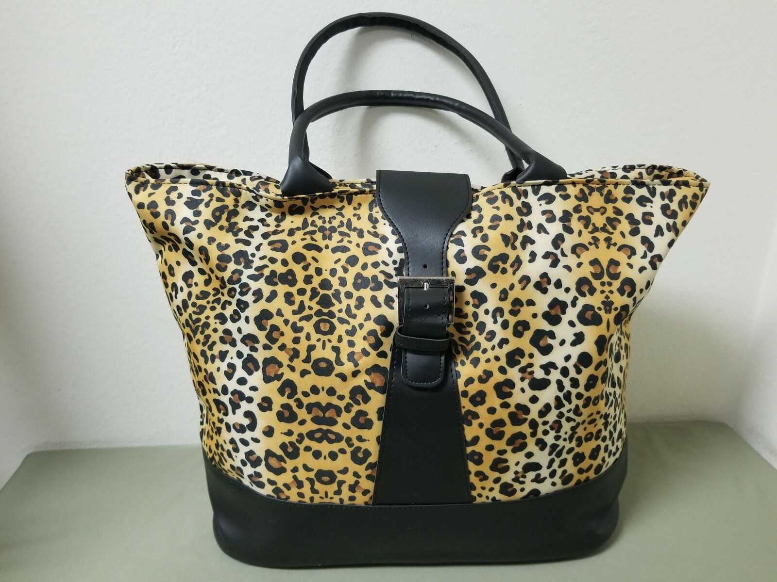 New Fredericks Of Hollywood Leopard Print Purse Bag.
