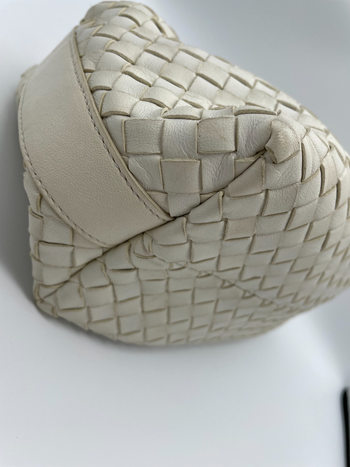 BOTTEGA VENETA Intrecciato White Leather Pouch Bag Auth 251002