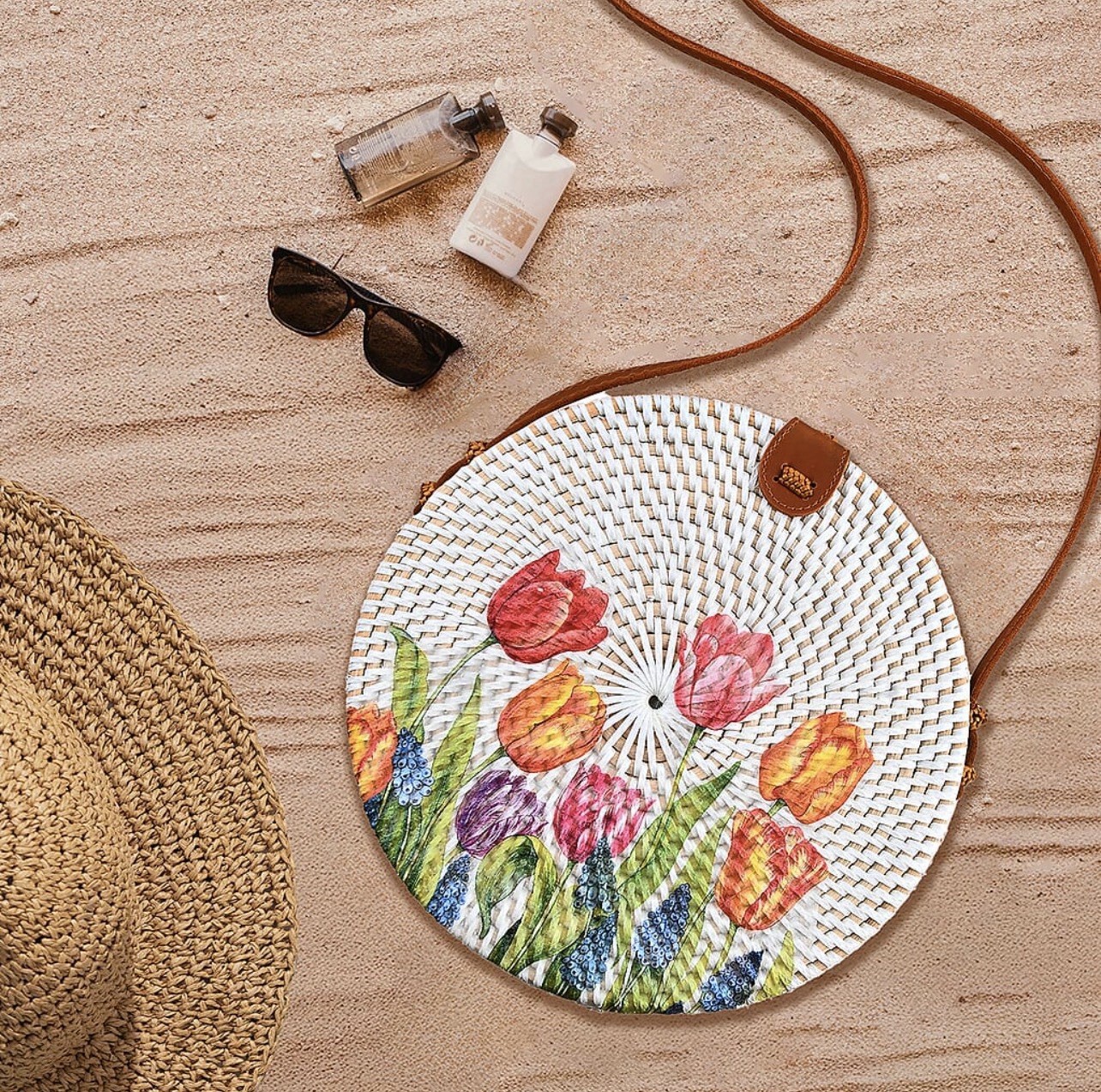 NWT! Handcrafted 8-In Round Rattan Crossbody Bag/Purse~White w/MultiColor Tulips