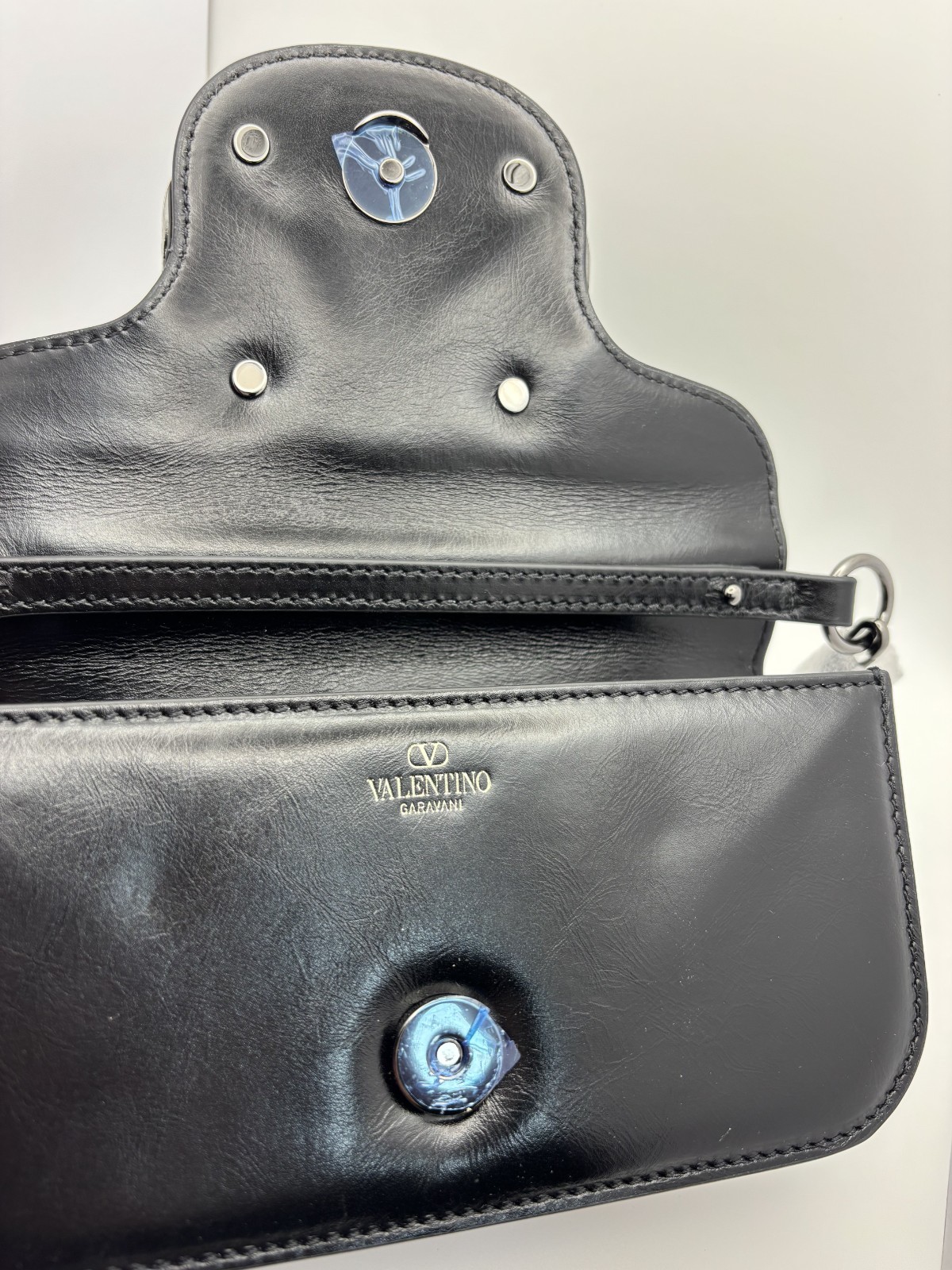 NWT Valentino Garavani Small Locò VLogo Calfskin Leather Shoulder Bag Black