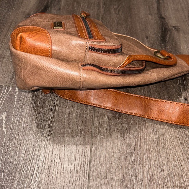 White Mountain Sling Pack Crossbody Bag In Brown