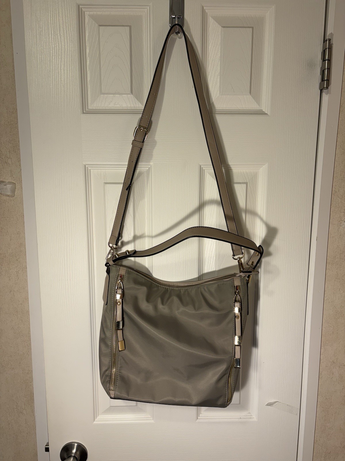Sondra Roberts Nylon Tote Nylon Side Pockets Zipper Orange Lining Double Straps