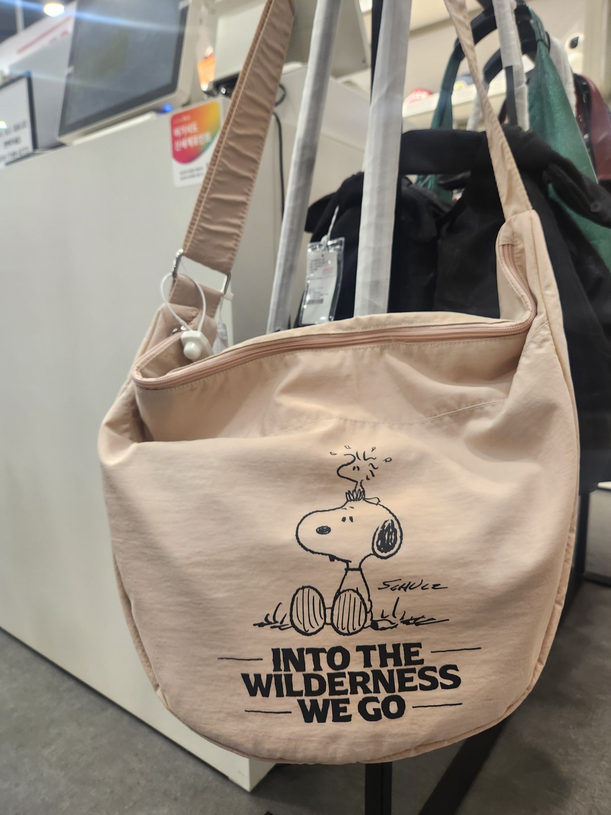 Peanuts snoopy sling bag Large Light Pink PNFSO167