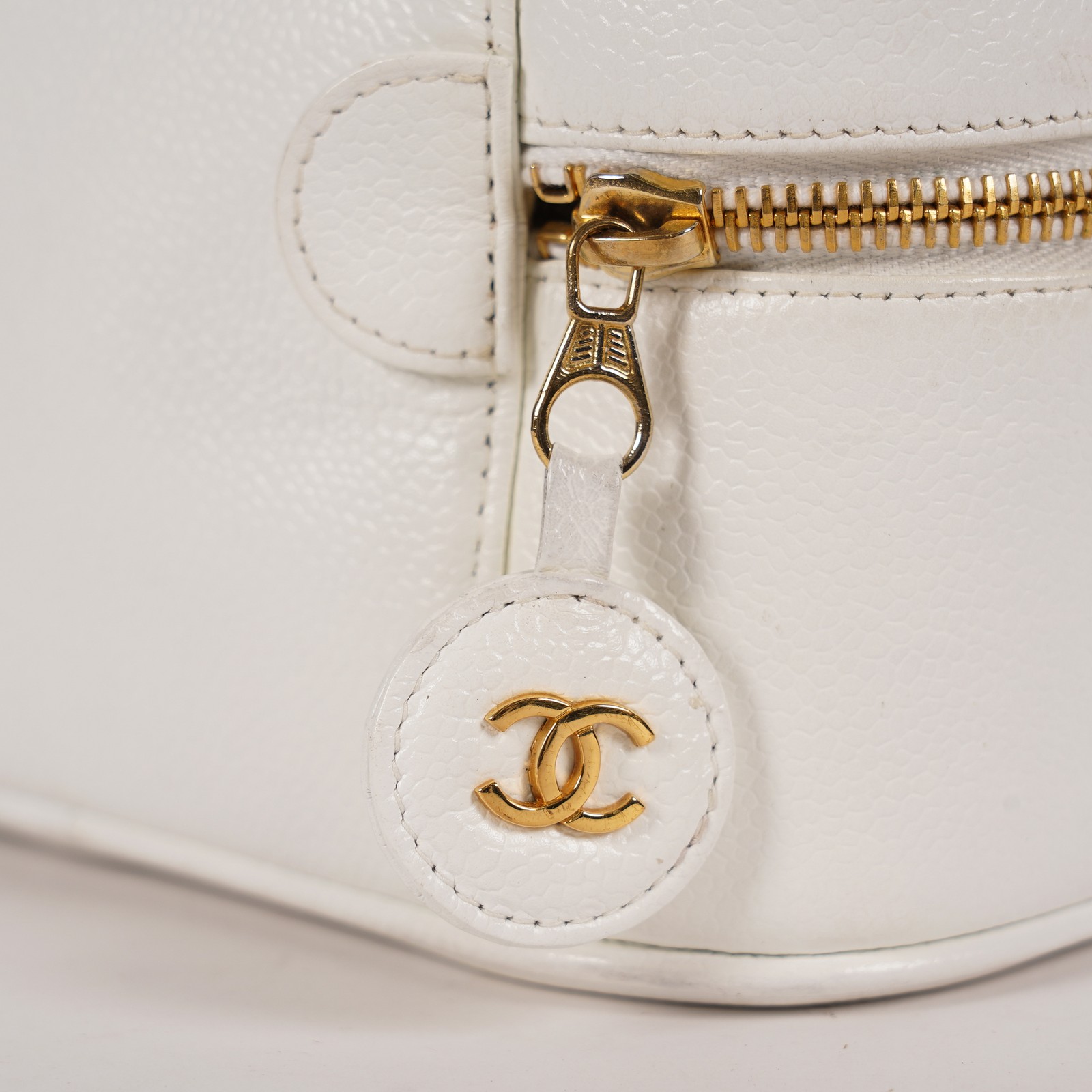 Chanel Caviar Skin White Vanity Case Cosmetic Pouch CC Logo Used 06E105830030