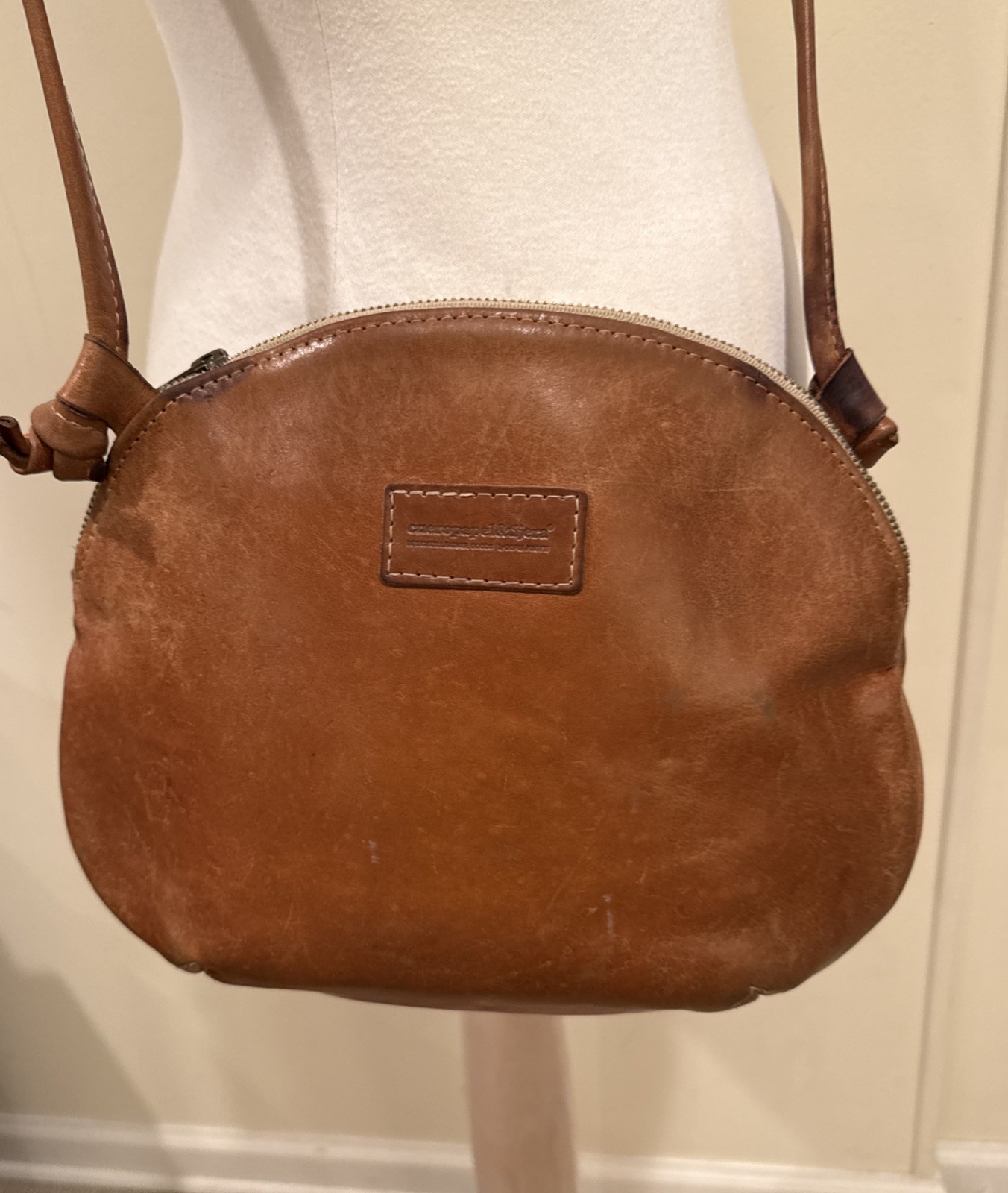 Cueropapel & Tijera Leather Half Moon Crossbody Shoulder Bag Tan