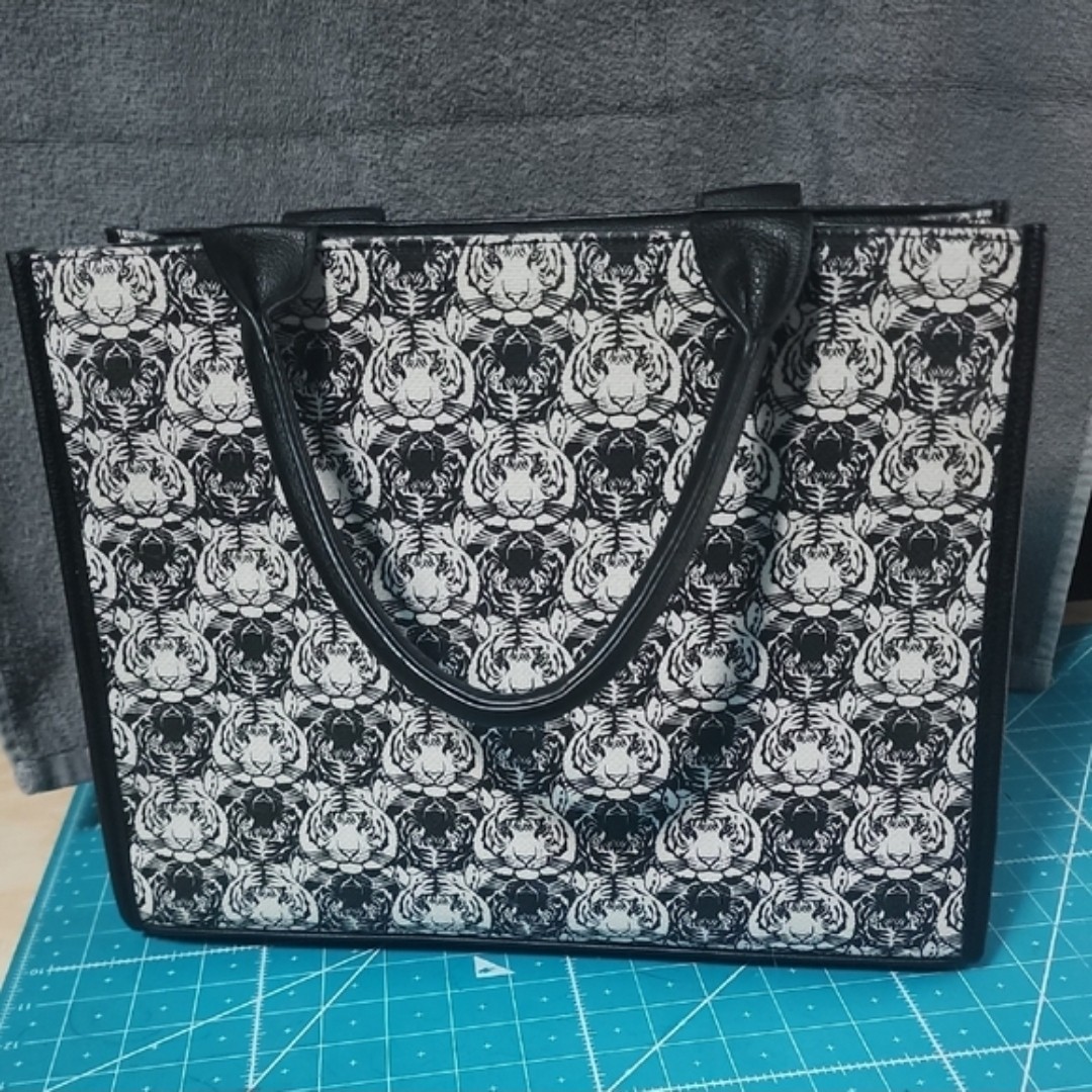 Gorgeous Betsey Johnson Black And White Tigers Tote Handbag Structured!