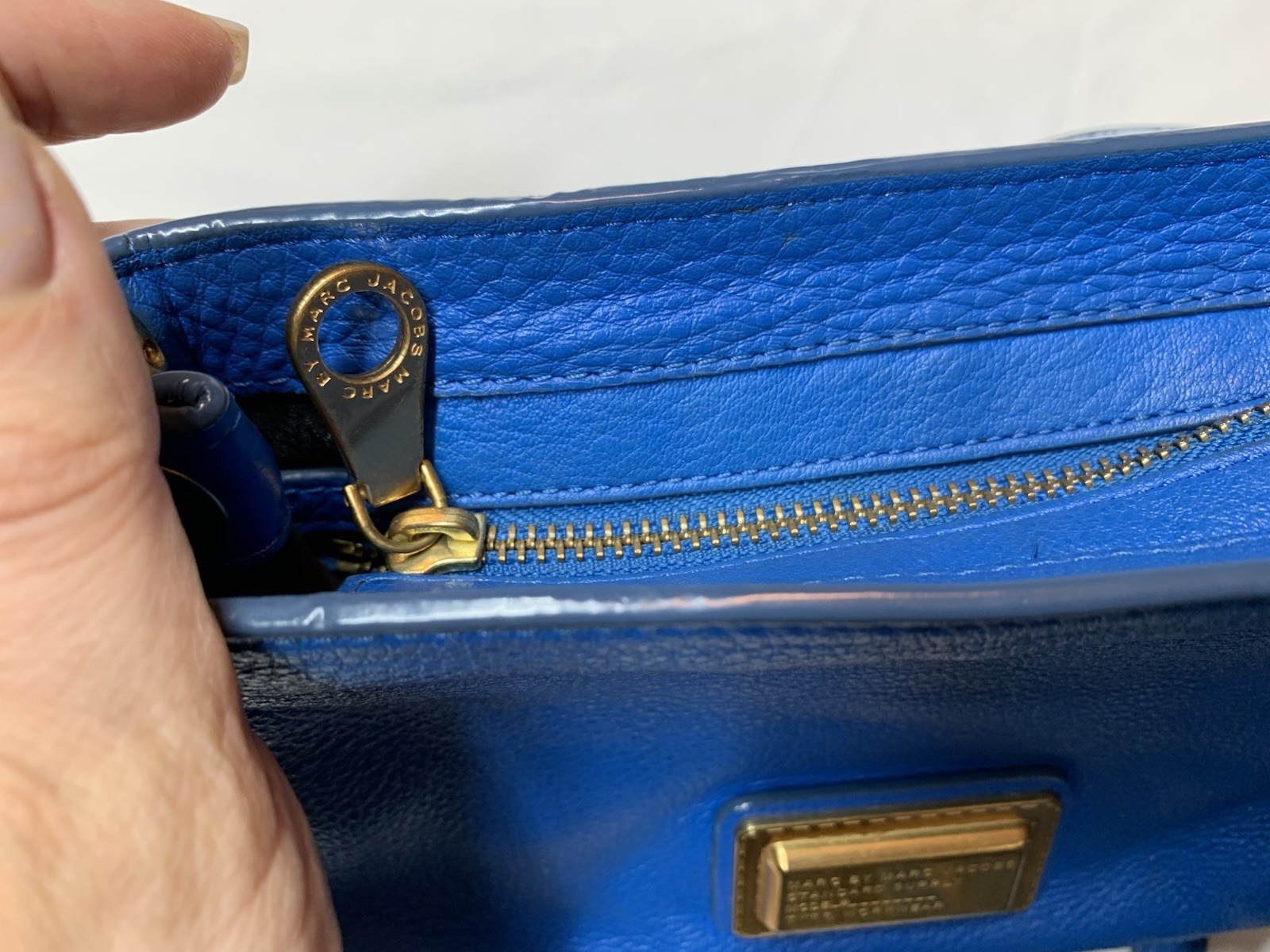 A classic Marc Jacobs shoulder bag made of textured leather in a light blue colo