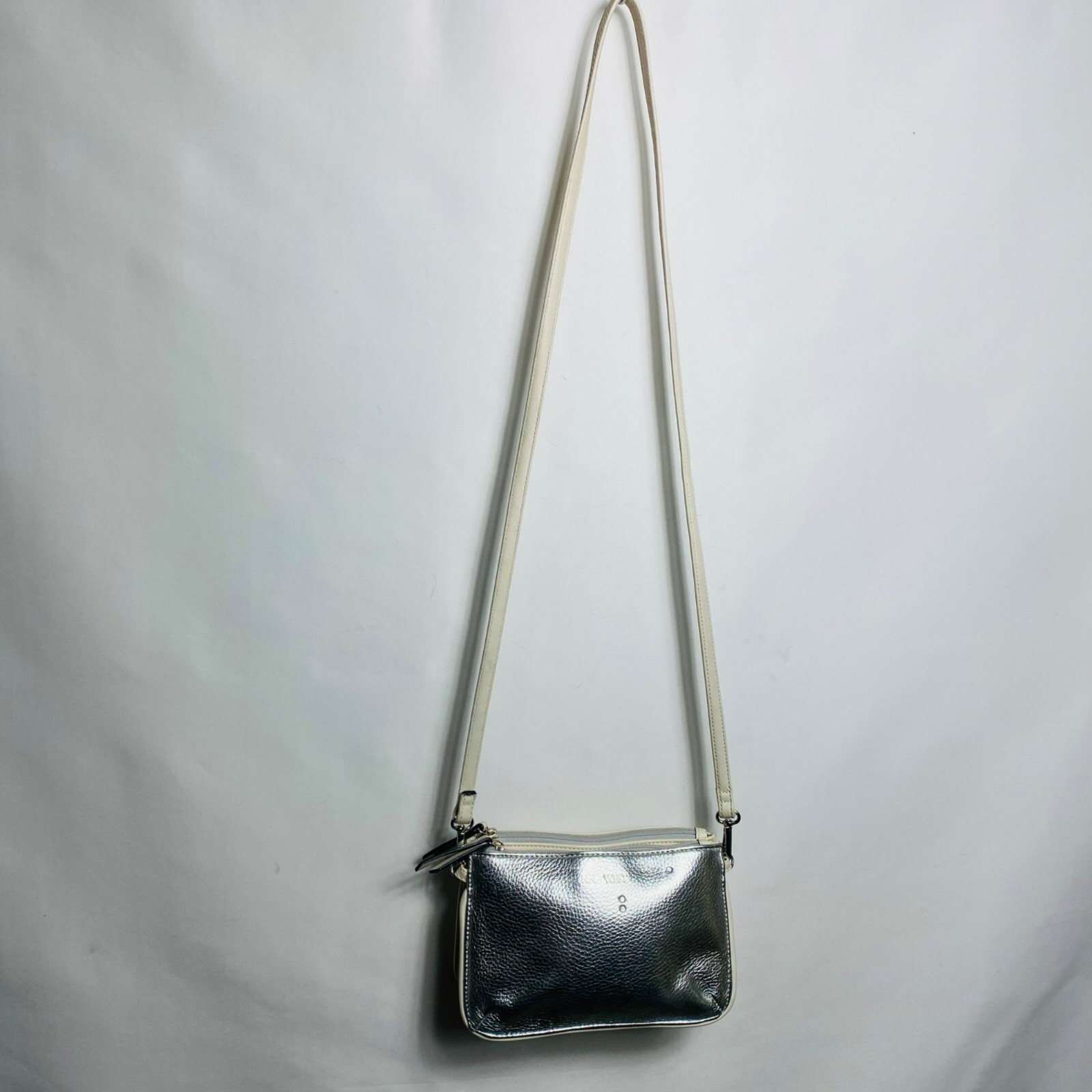 Nine West women crossbody 2 in 1 purse Silver and ivory Leather size 8.5”x5