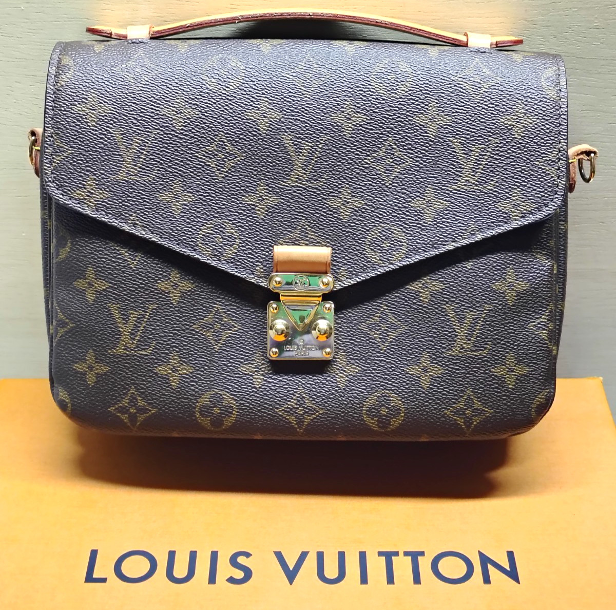 Louis Vuitton Pochette Metis, classic Monogram canvas, polished gold tone S lock