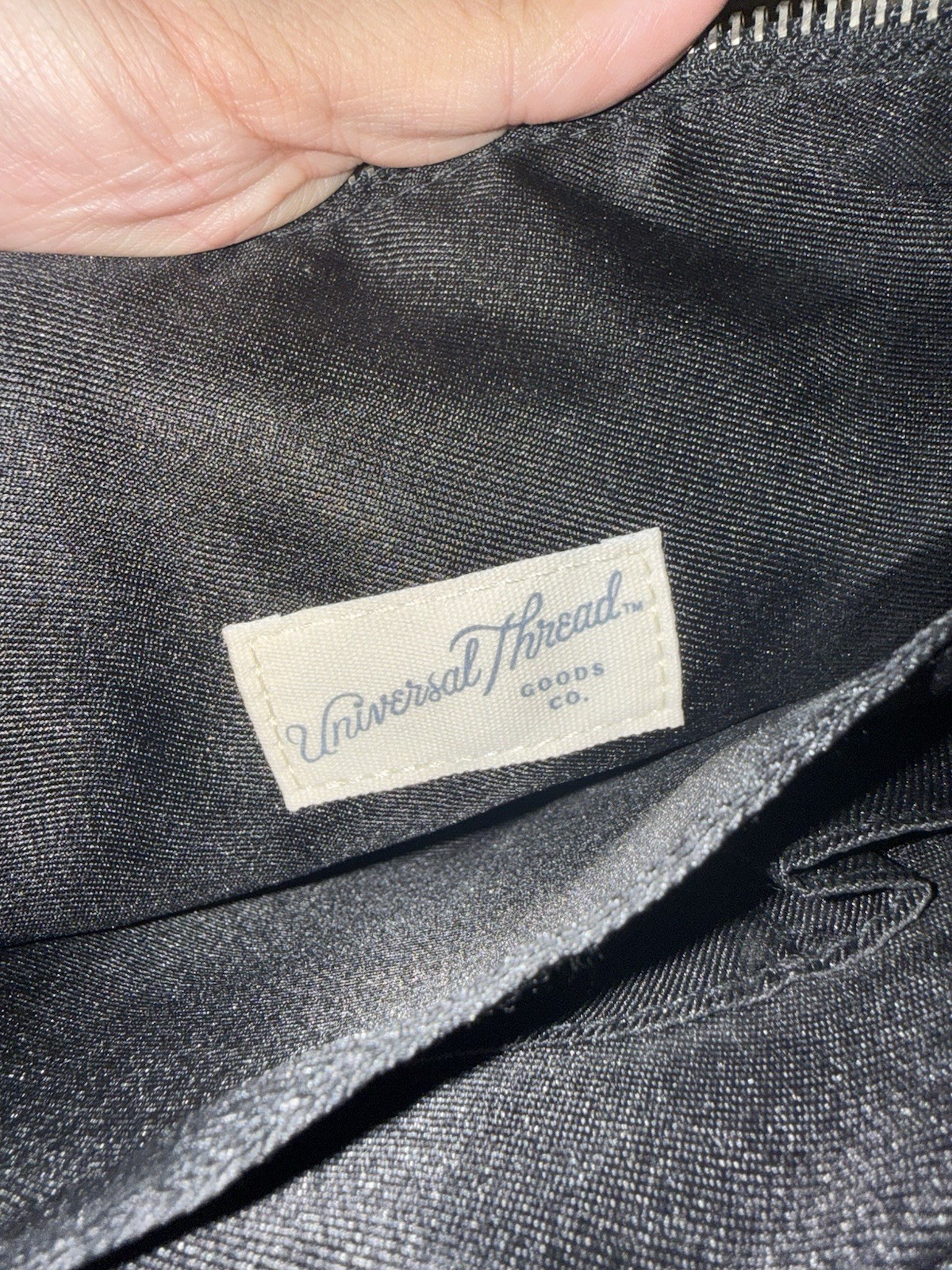 Universal Thread Black Crossbody Bag Zip Top, Adjustable Strap, Inner Pockets