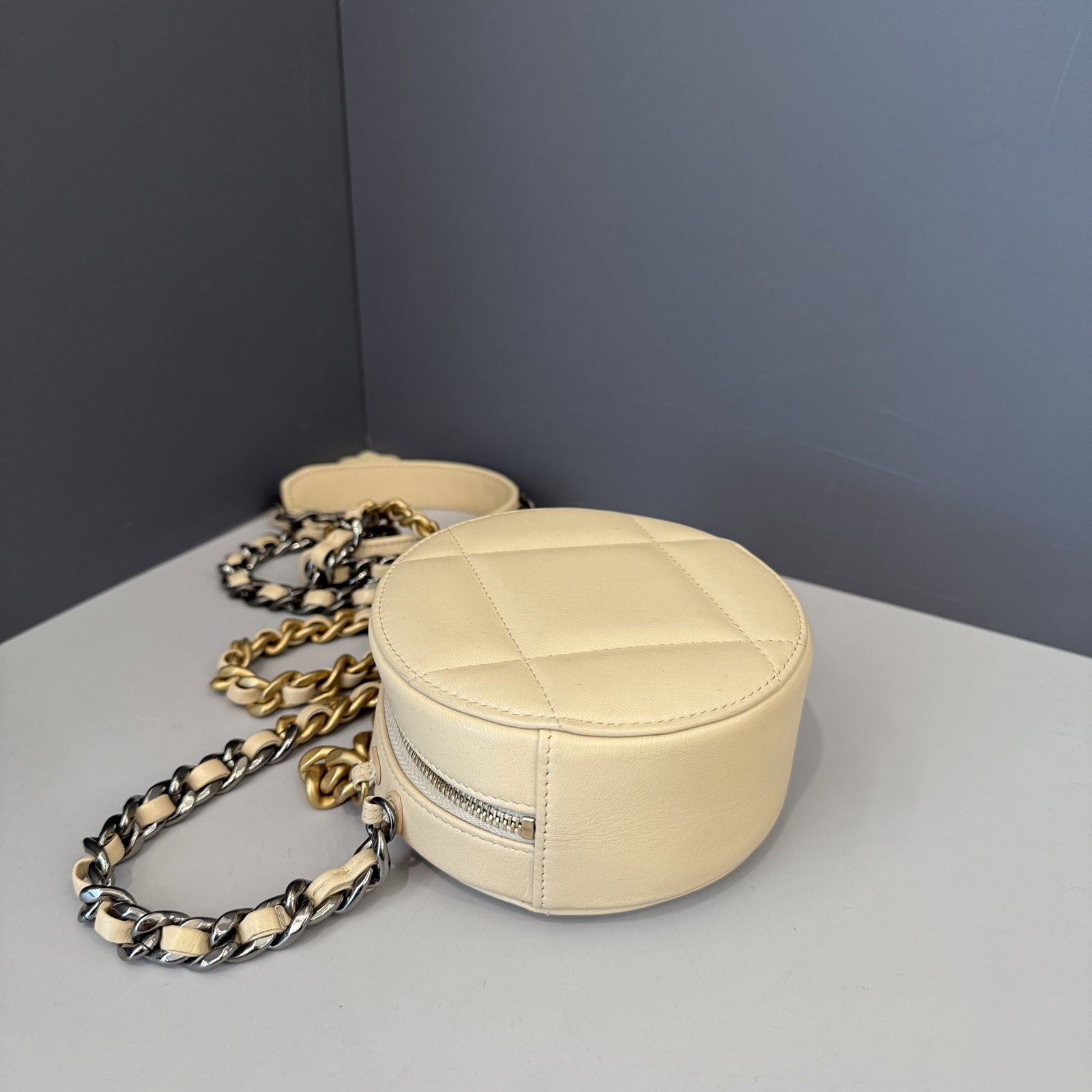 Chanel 19 Round Clutch With Chain Beige Shiny Goatskin (jd032326a3)