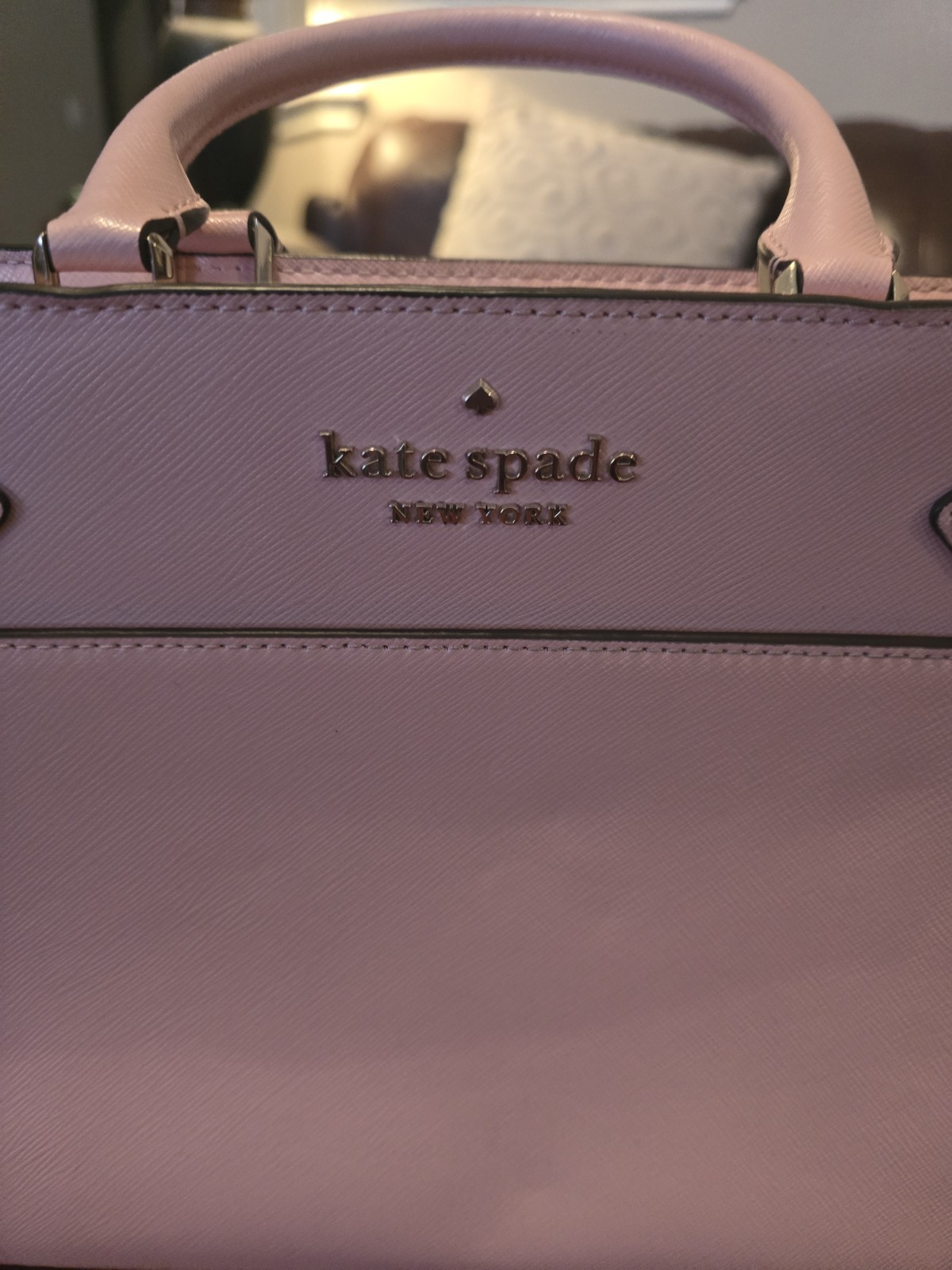 Kate Spade satchel in light pink. Stylish and versatile. Ideal for any occasion.