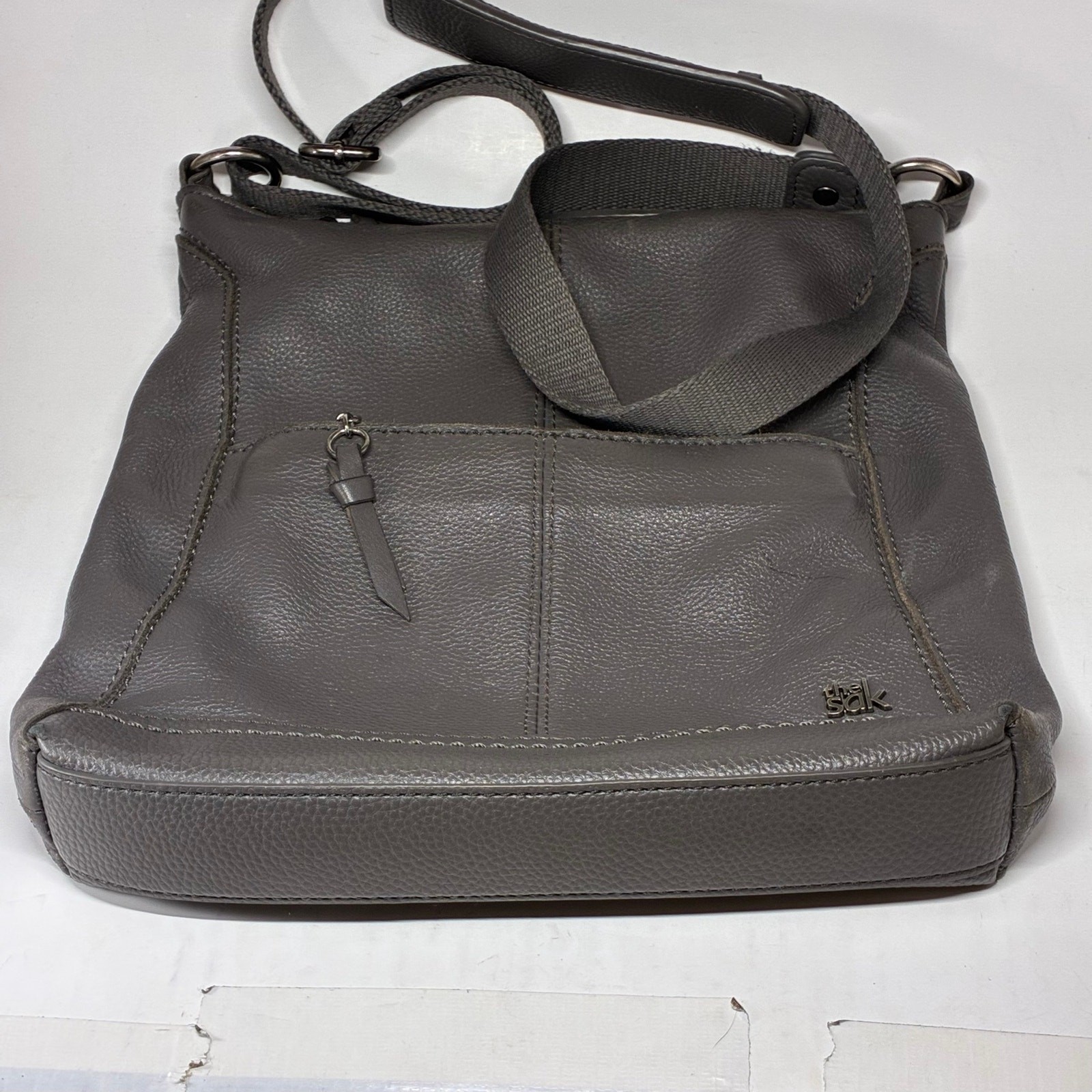 The Sak Lucia Crossbody Shoulder Bag Gray Leather Adjudtable Strap Front Zipper