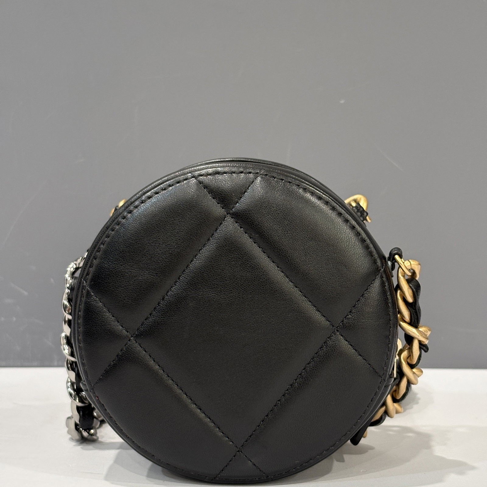 Chanel 19 Round Clutch With Chain Black Lambskin (kc033026a4)