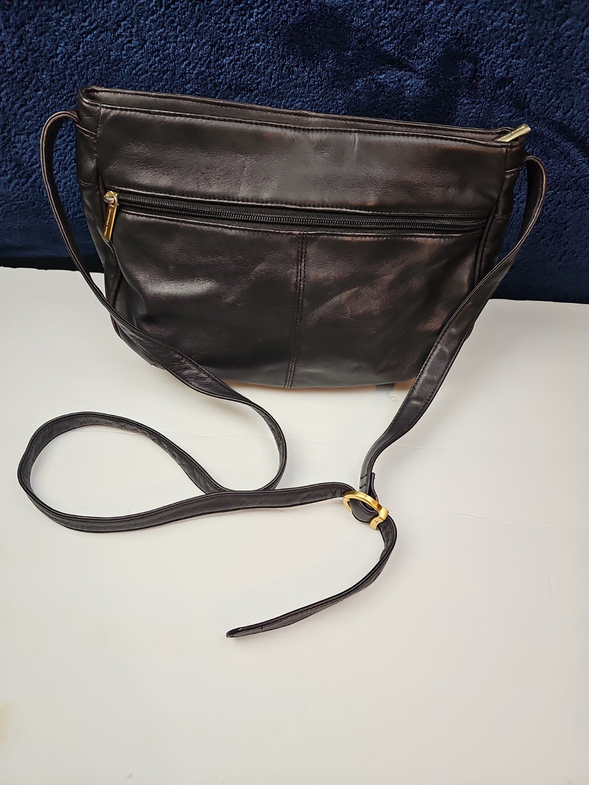 Stone Mountain USA Black Leather Shoulder Bag Crossbody Zip Pockets Front & Back