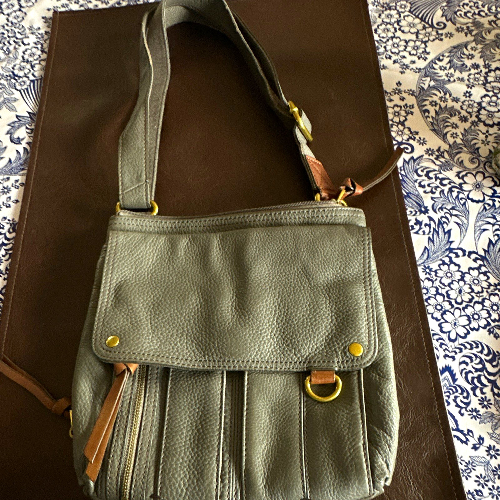 Fossil Gray Pebbled Medium Crossbody Bag Adjustable Detachable Strap Pockets