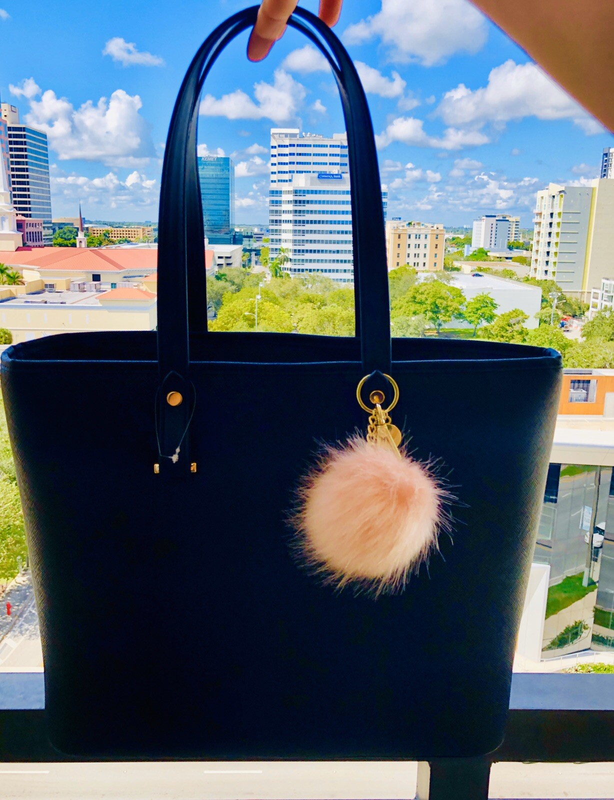 Brand New Tote Bag with rose keychain Cartera negra compacta NUEVA con pompon