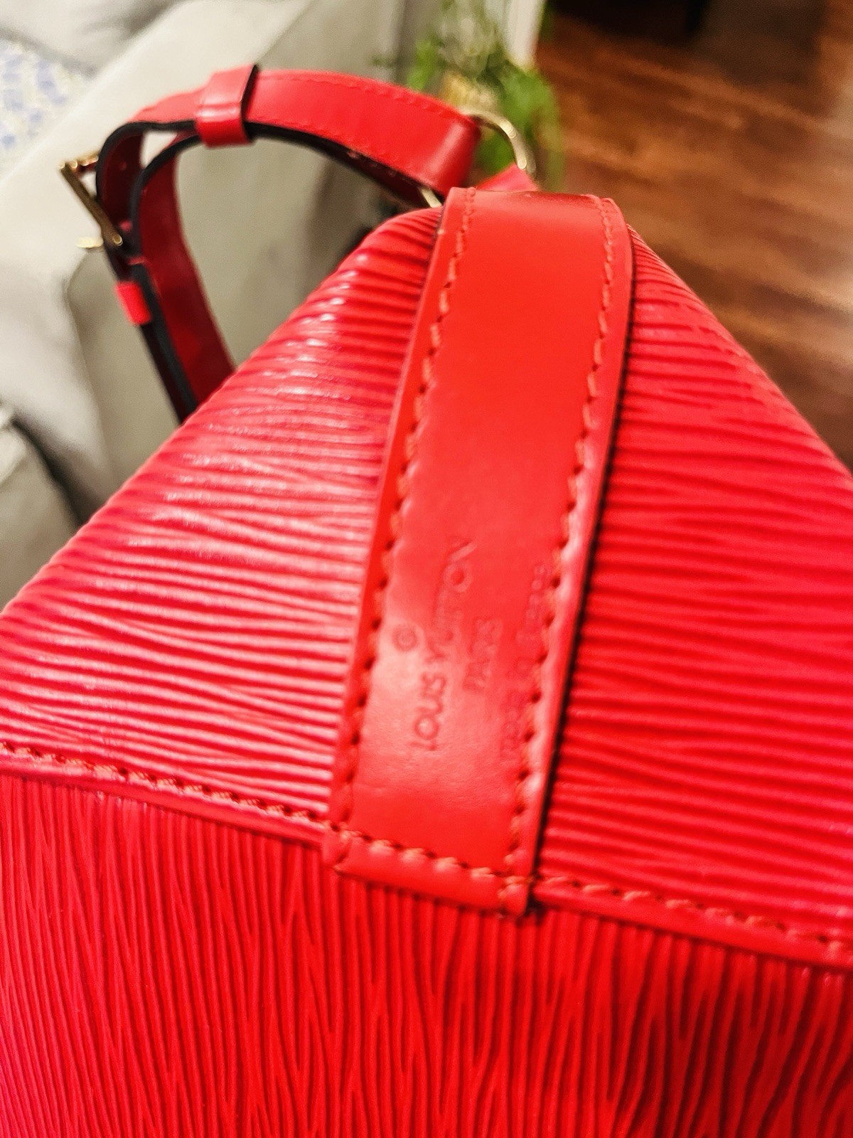 Authentic Louis Vuitton Petit Noé Shoulder Bag Red Leather Epi